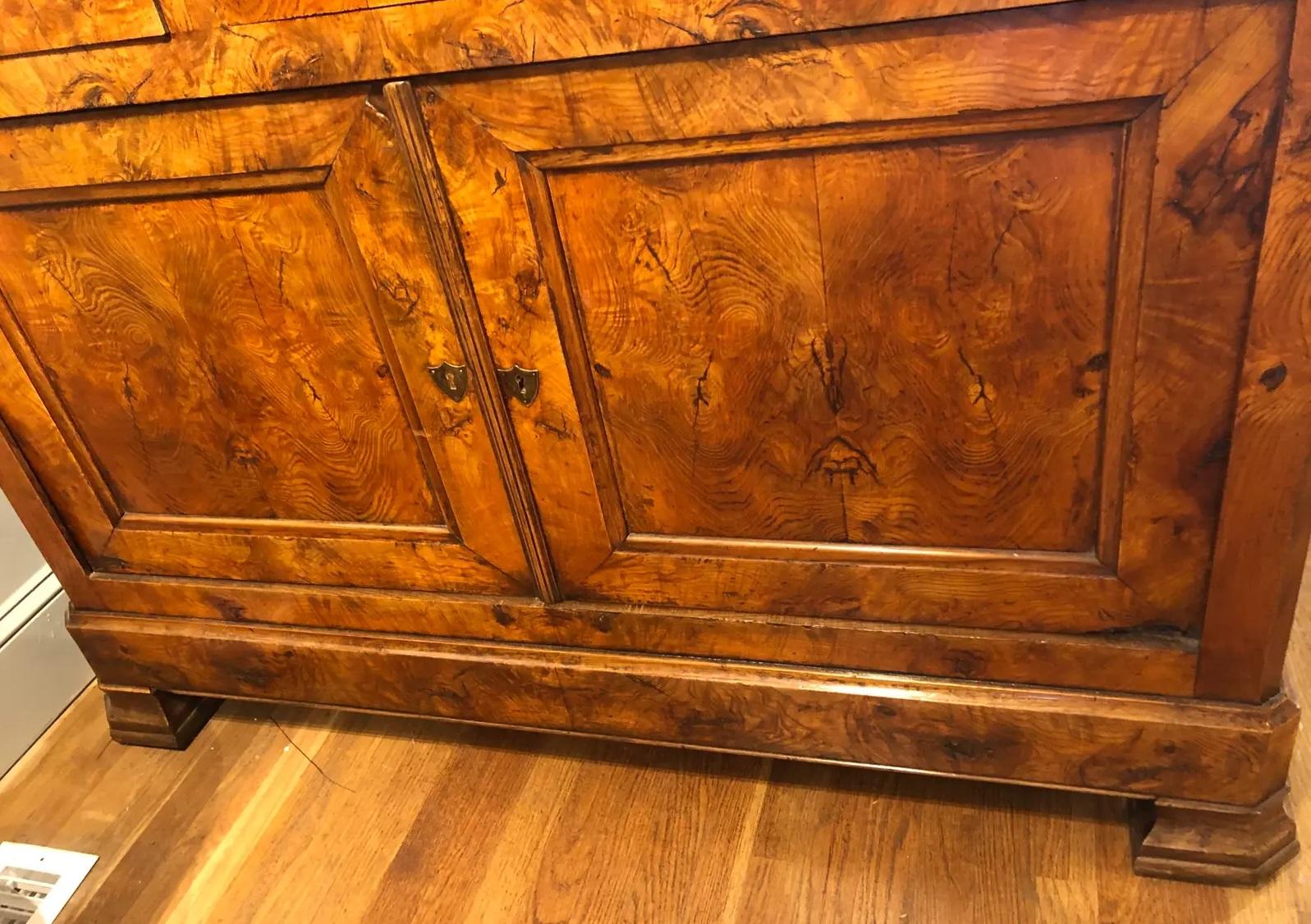 19th Century French Provincial Burled Ash Buffet Deux Corps Cabinet In condizioni ottime in vendita a Middleburg, VA