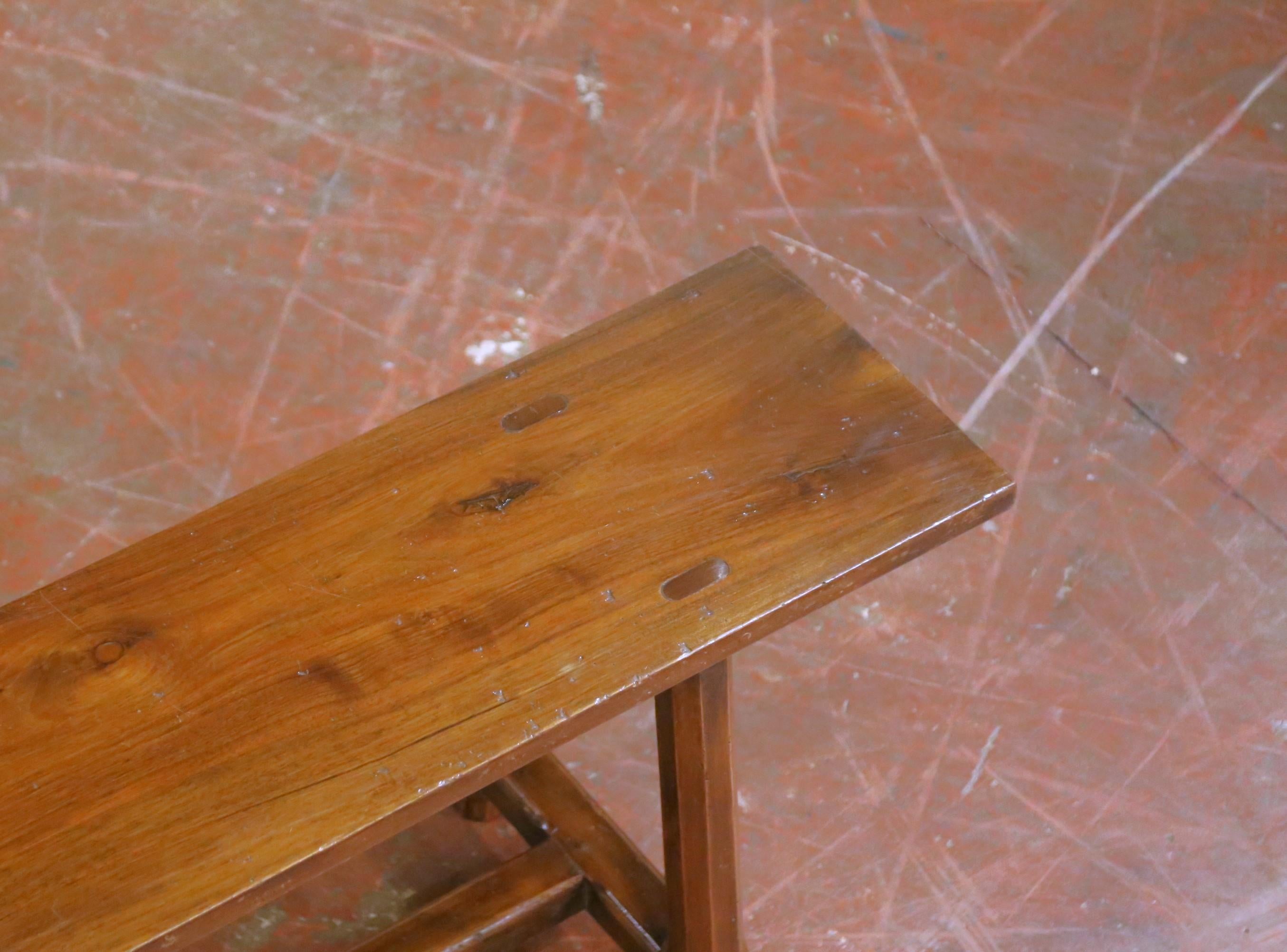 19. Jahrhundert Französisch Provincial geschnitzt Kirsche Bauernhof Bank aus Poitou im Angebot 7