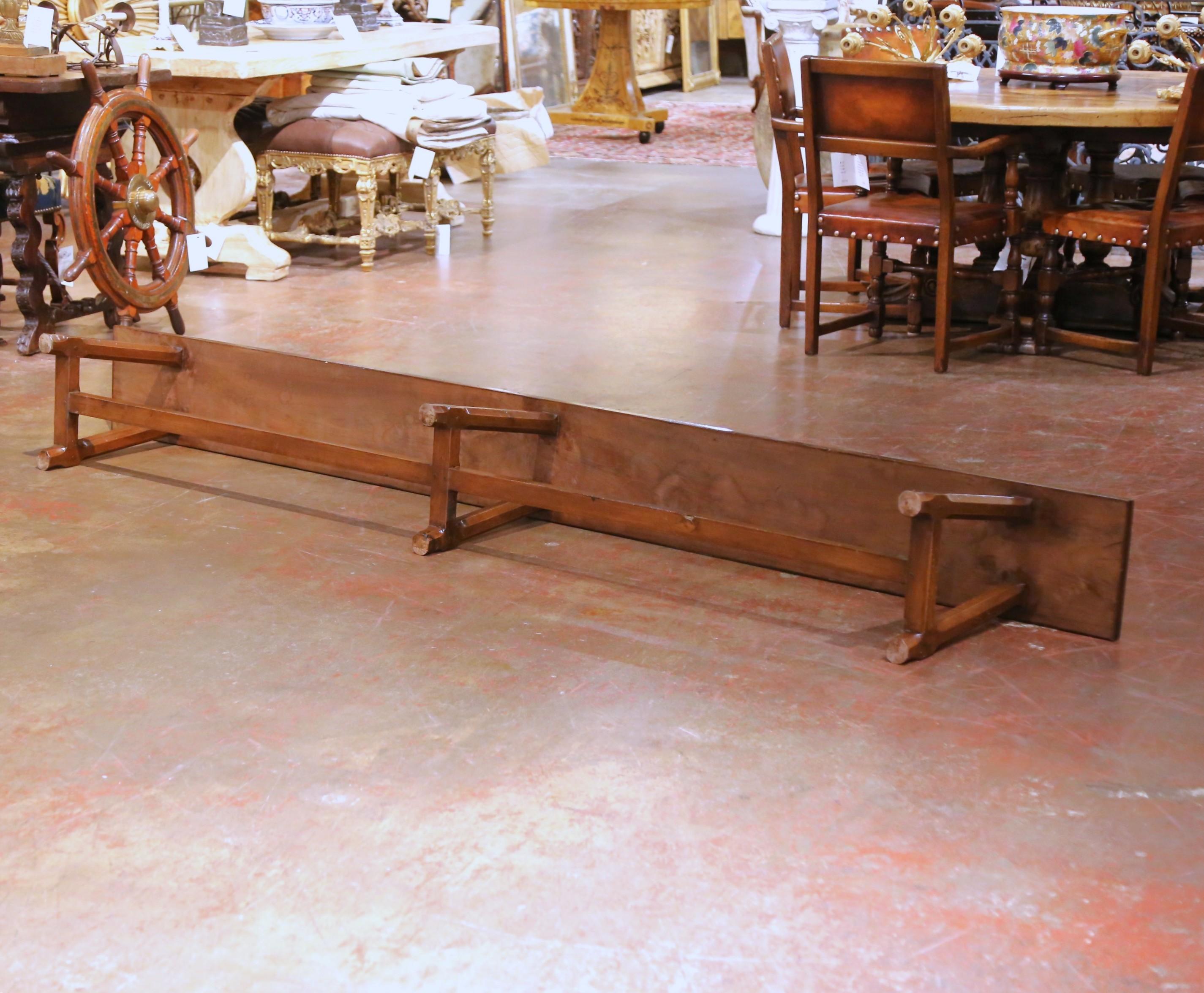 19. Jahrhundert Französisch Provincial geschnitzt Kirsche Bauernhof Bank aus Poitou im Angebot 9