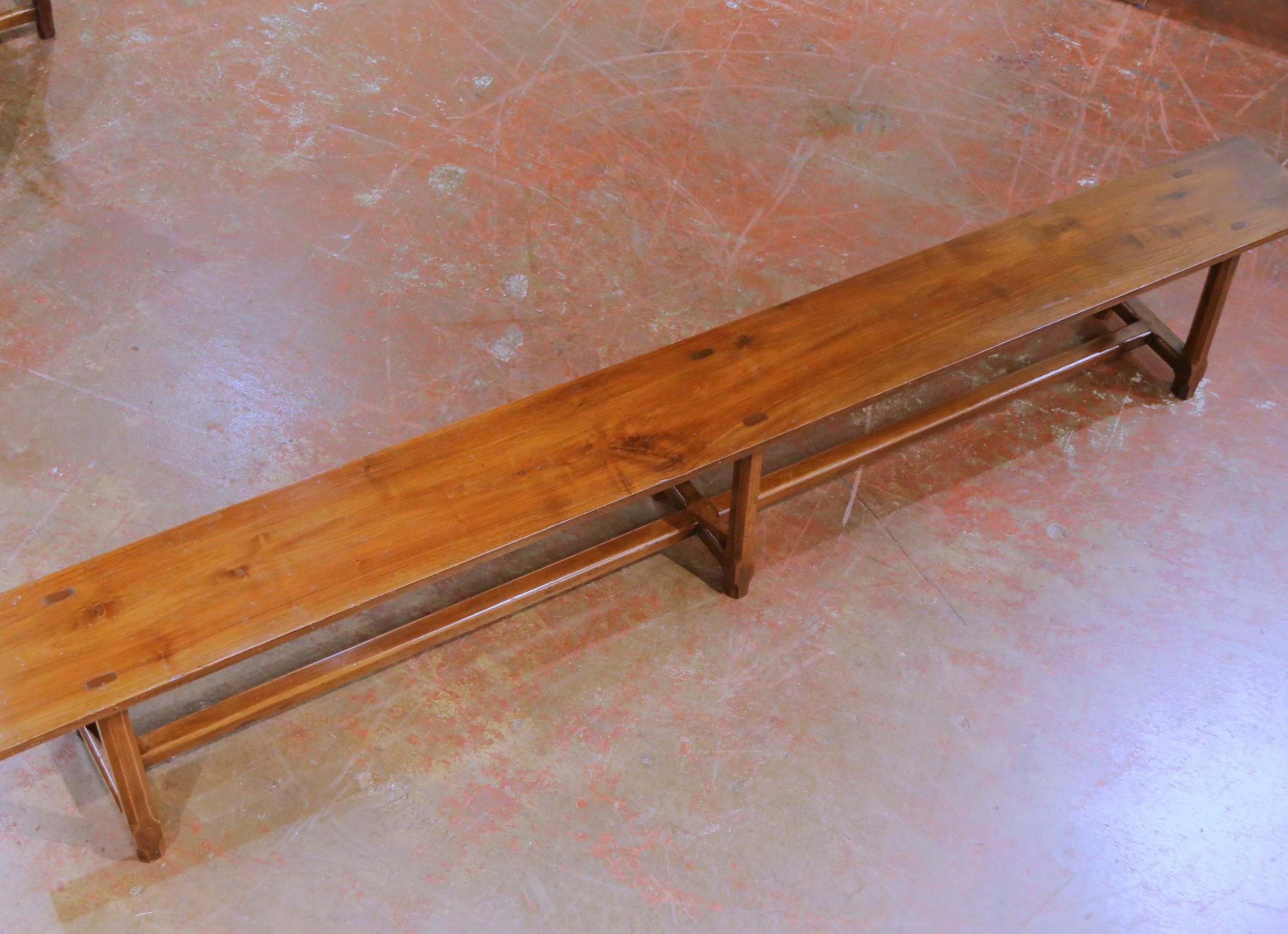 19. Jahrhundert Französisch Provincial geschnitzt Kirsche Bauernhof Bank aus Poitou (Handgeschnitzt) im Angebot