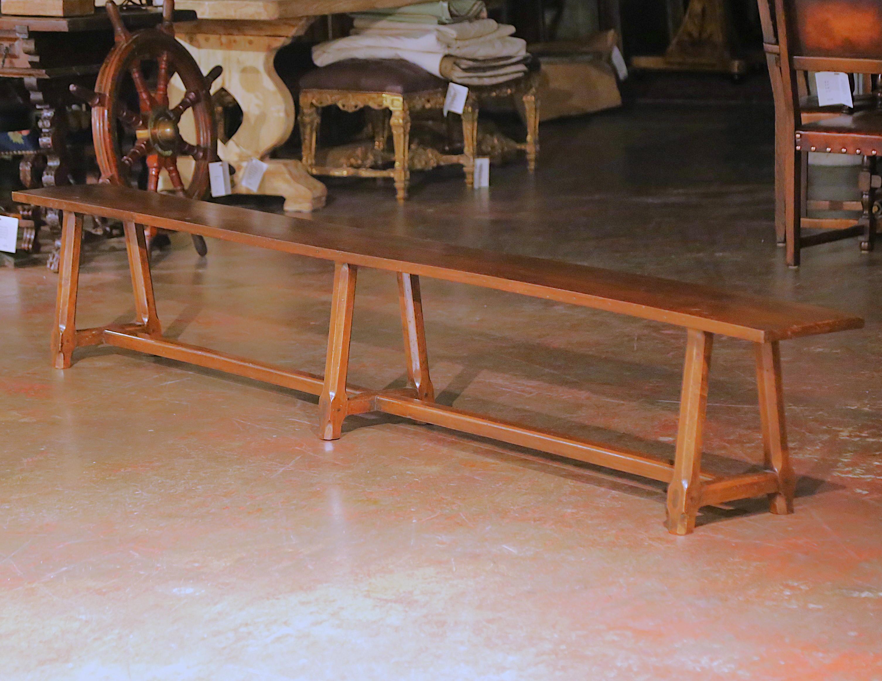 19. Jahrhundert Französisch Provincial geschnitzt Kirsche Bauernhof Bank aus Poitou im Zustand „Hervorragend“ im Angebot in Dallas, TX