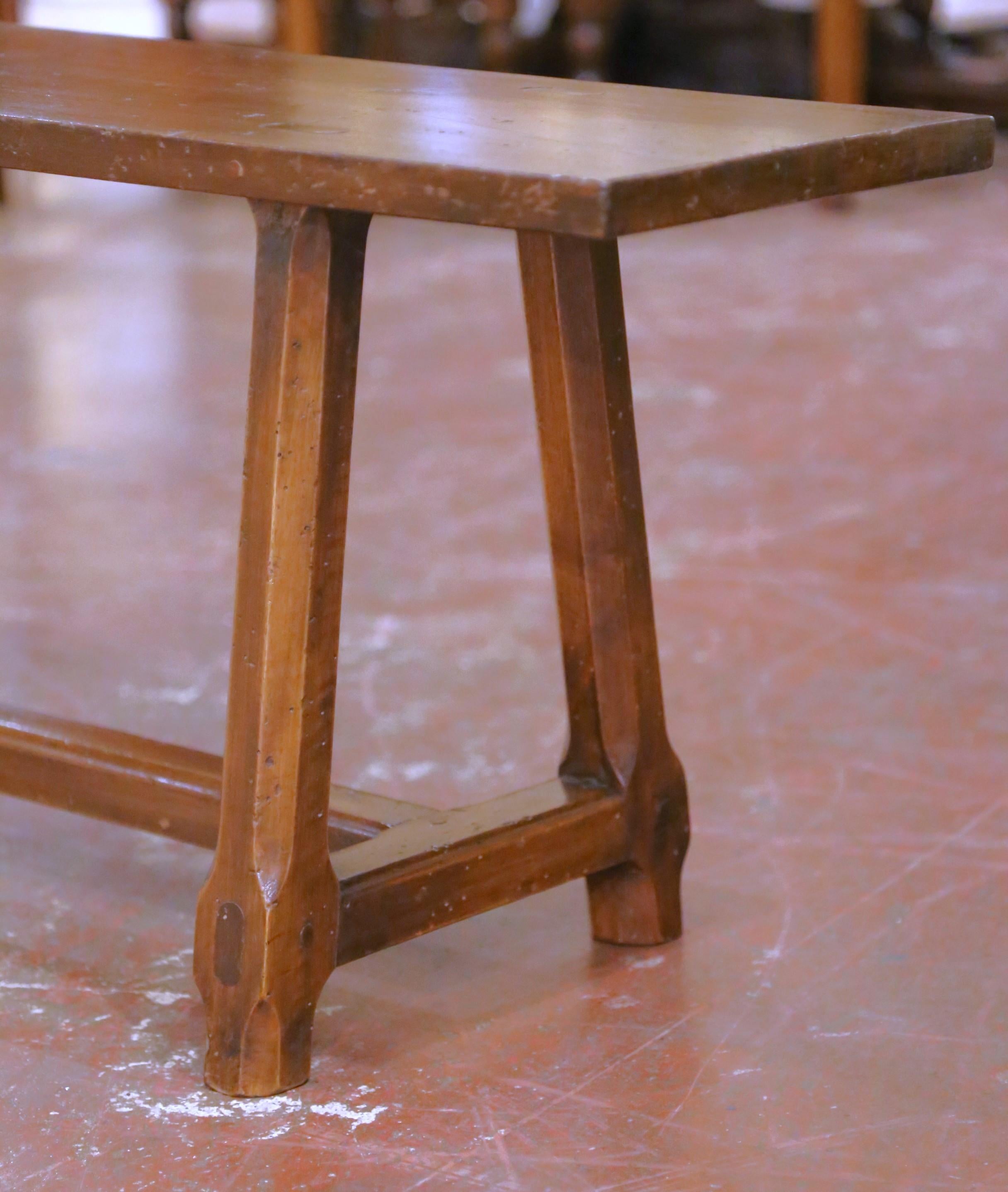 19. Jahrhundert Französisch Provincial geschnitzt Kirsche Bauernhof Bank aus Poitou im Angebot 1