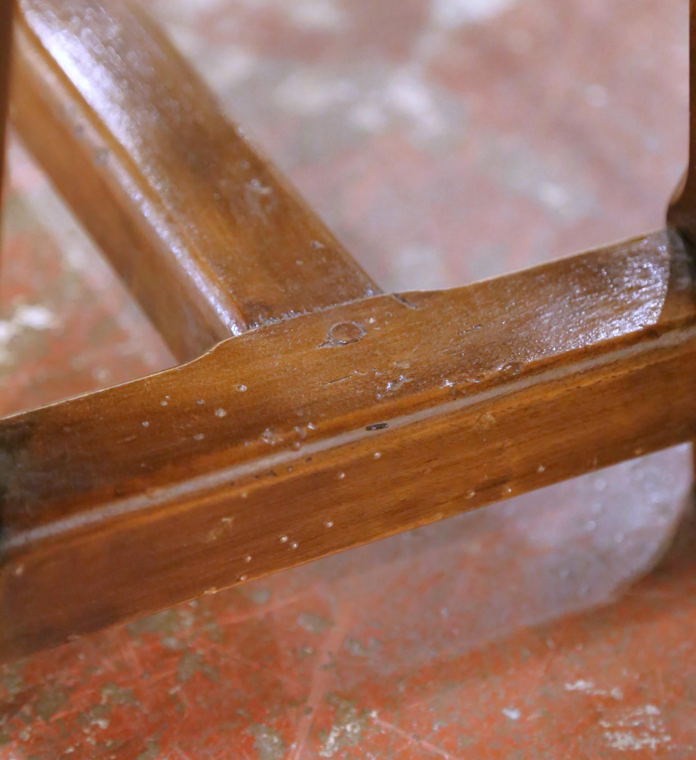 19. Jahrhundert Französisch Provincial geschnitzt Kirsche Bauernhof Bank aus Poitou im Angebot 3