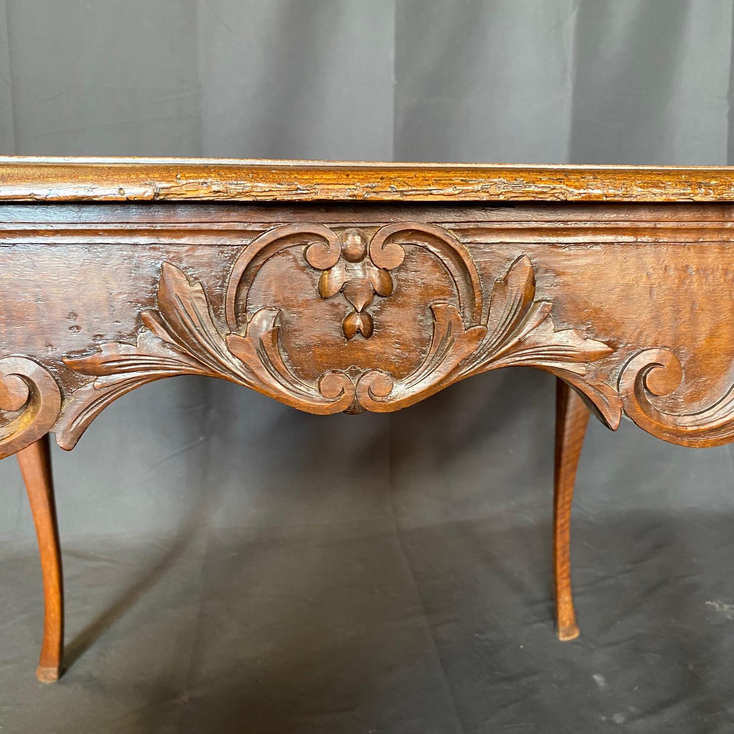 Table d'appoint en noyer sculpté Louis XV du 19e siècle avec pieds en sabot en vente 4