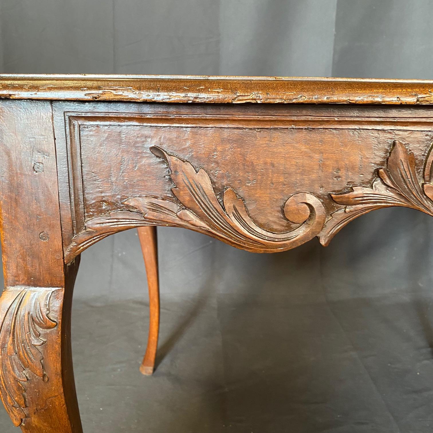 Table d'appoint en noyer sculpté Louis XV du 19e siècle avec pieds en sabot en vente 5