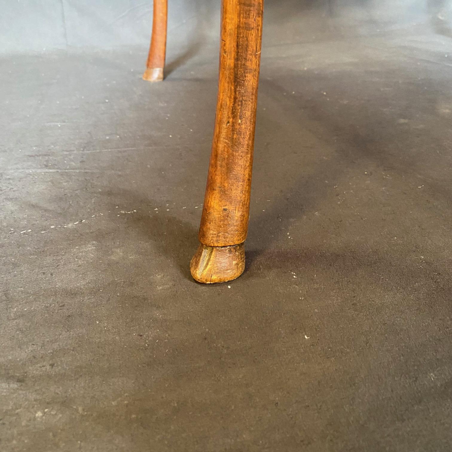 Table d'appoint en noyer sculpté Louis XV du 19e siècle avec pieds en sabot en vente 6