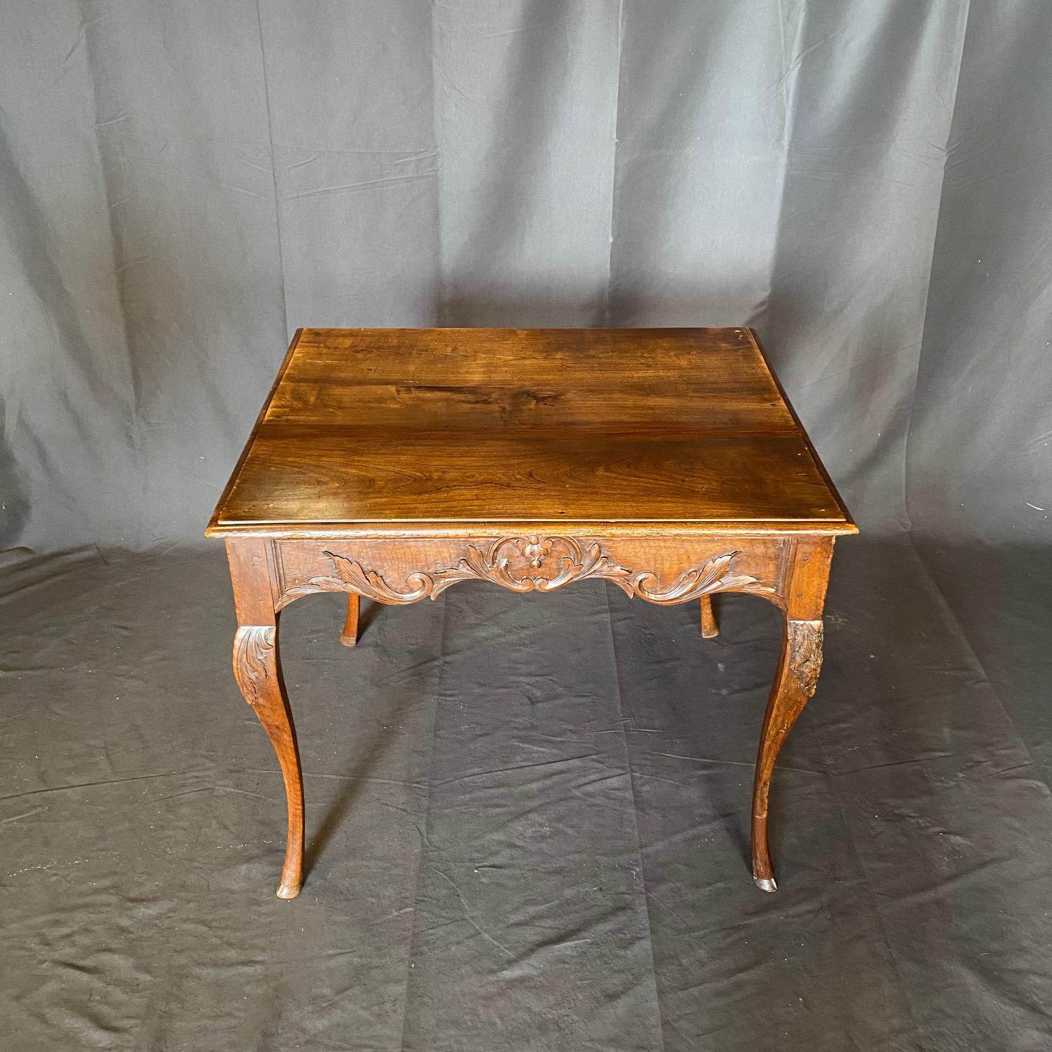 Français Table d'appoint en noyer sculpté Louis XV du 19e siècle avec pieds en sabot en vente