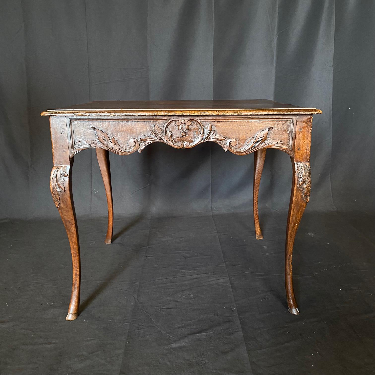 Table d'appoint en noyer sculpté Louis XV du 19e siècle avec pieds en sabot Bon état - En vente à Hopewell, NJ