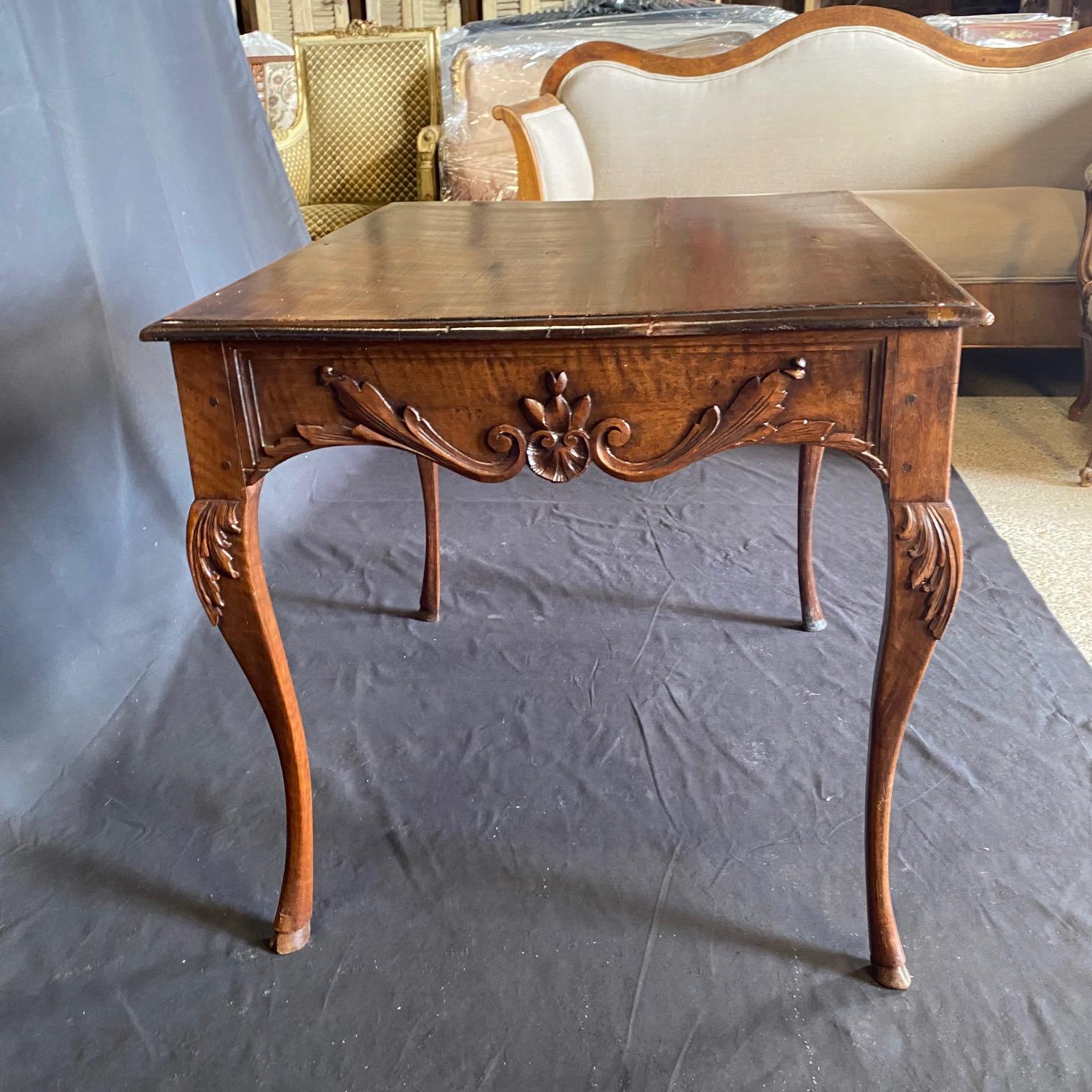 XIXe siècle Table d'appoint en noyer sculpté Louis XV du 19e siècle avec pieds en sabot en vente