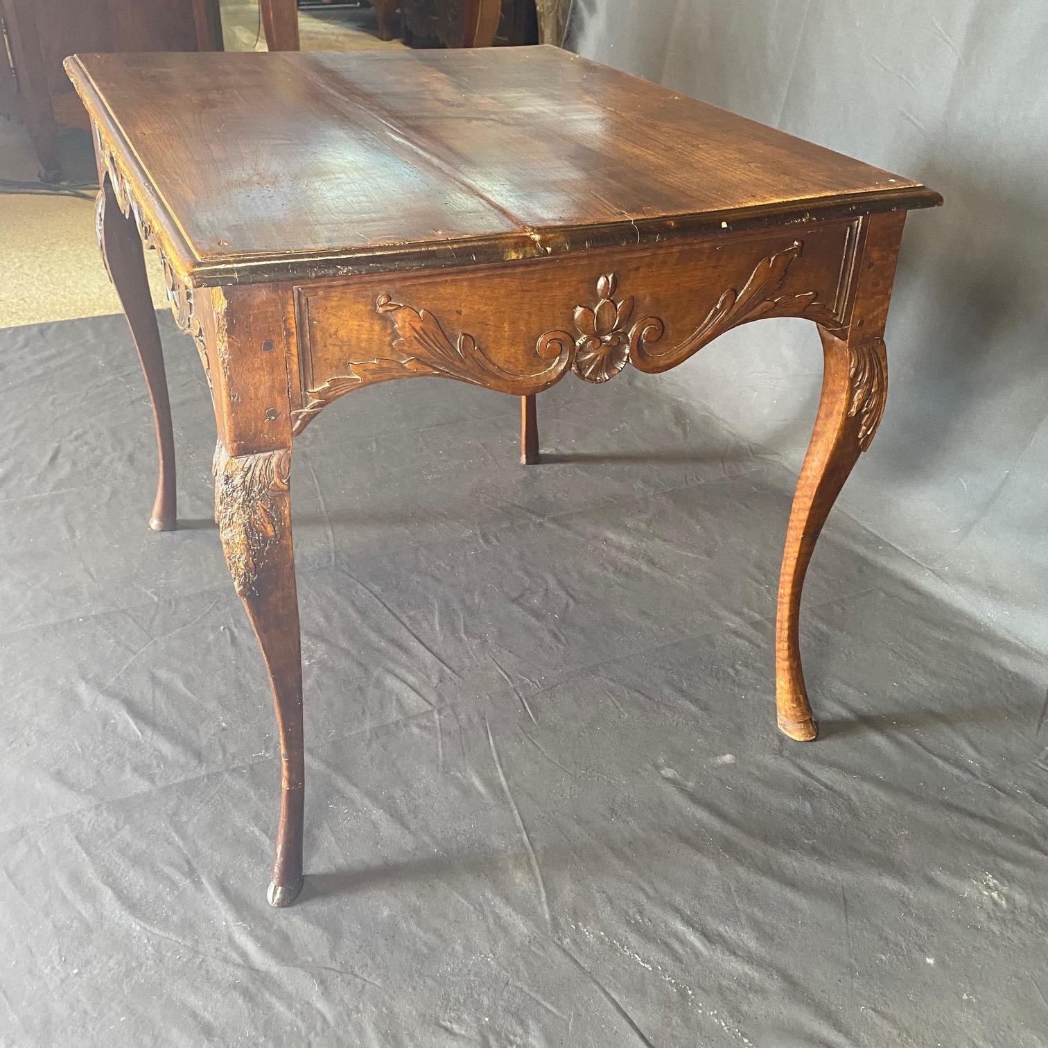 Noyer Table d'appoint en noyer sculpté Louis XV du 19e siècle avec pieds en sabot en vente