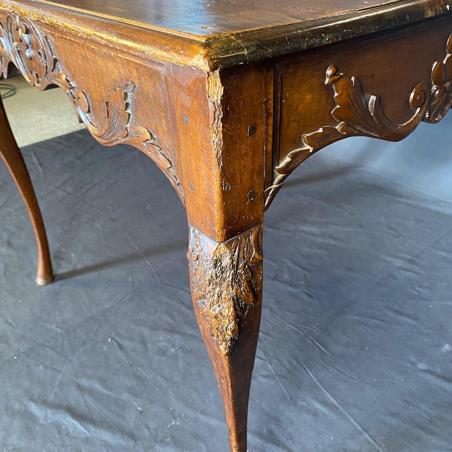 Table d'appoint en noyer sculpté Louis XV du 19e siècle avec pieds en sabot en vente 1