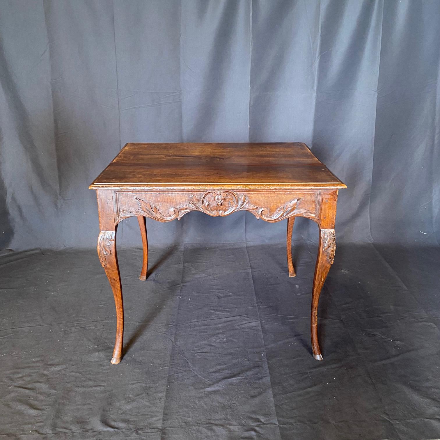 Table d'appoint en noyer sculpté Louis XV du 19e siècle avec pieds en sabot en vente 2