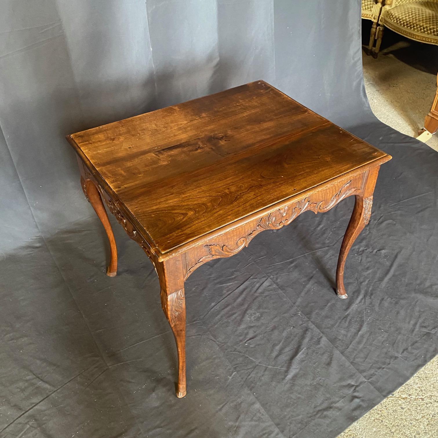 Table d'appoint en noyer sculpté Louis XV du 19e siècle avec pieds en sabot en vente 3