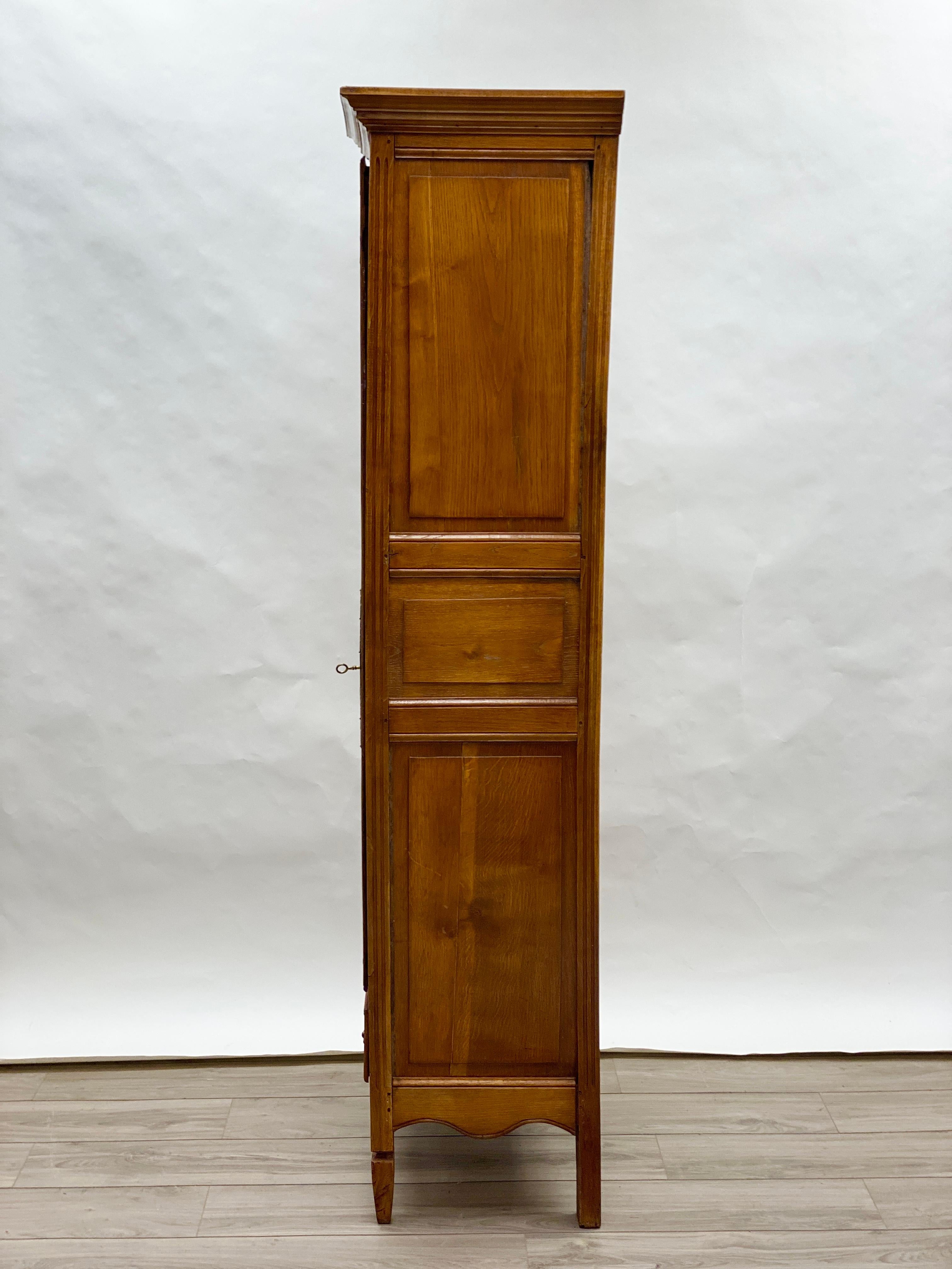 19th Century French Provincial Carved Oak Bookcase In Good Condition In Nashville, TN