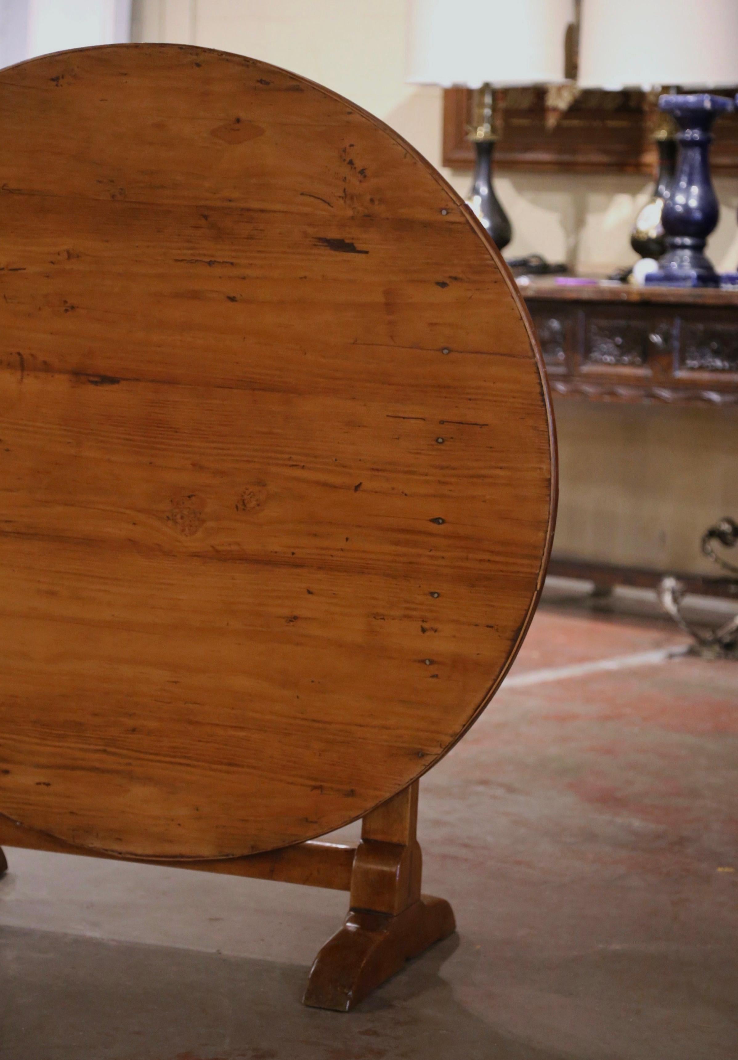 Country Table de dégustation de vin à plateau basculant en pin et noyer sculpté, du XIXe siècle, de style provincial français en vente