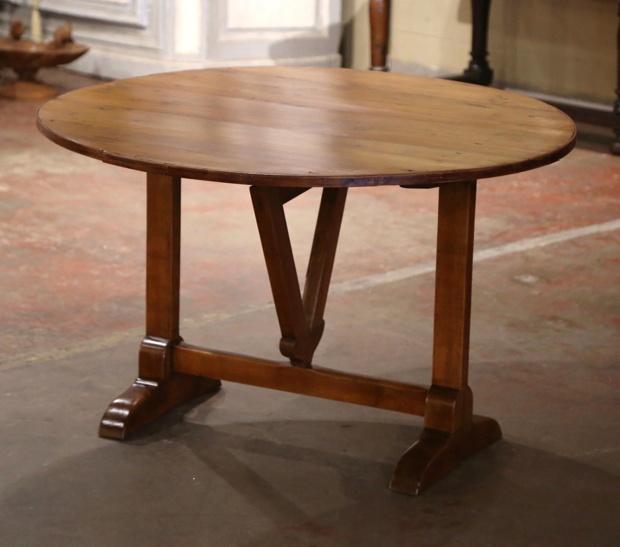 Français Table de dégustation de vin à plateau basculant en pin et noyer sculpté, du XIXe siècle, de style provincial français en vente