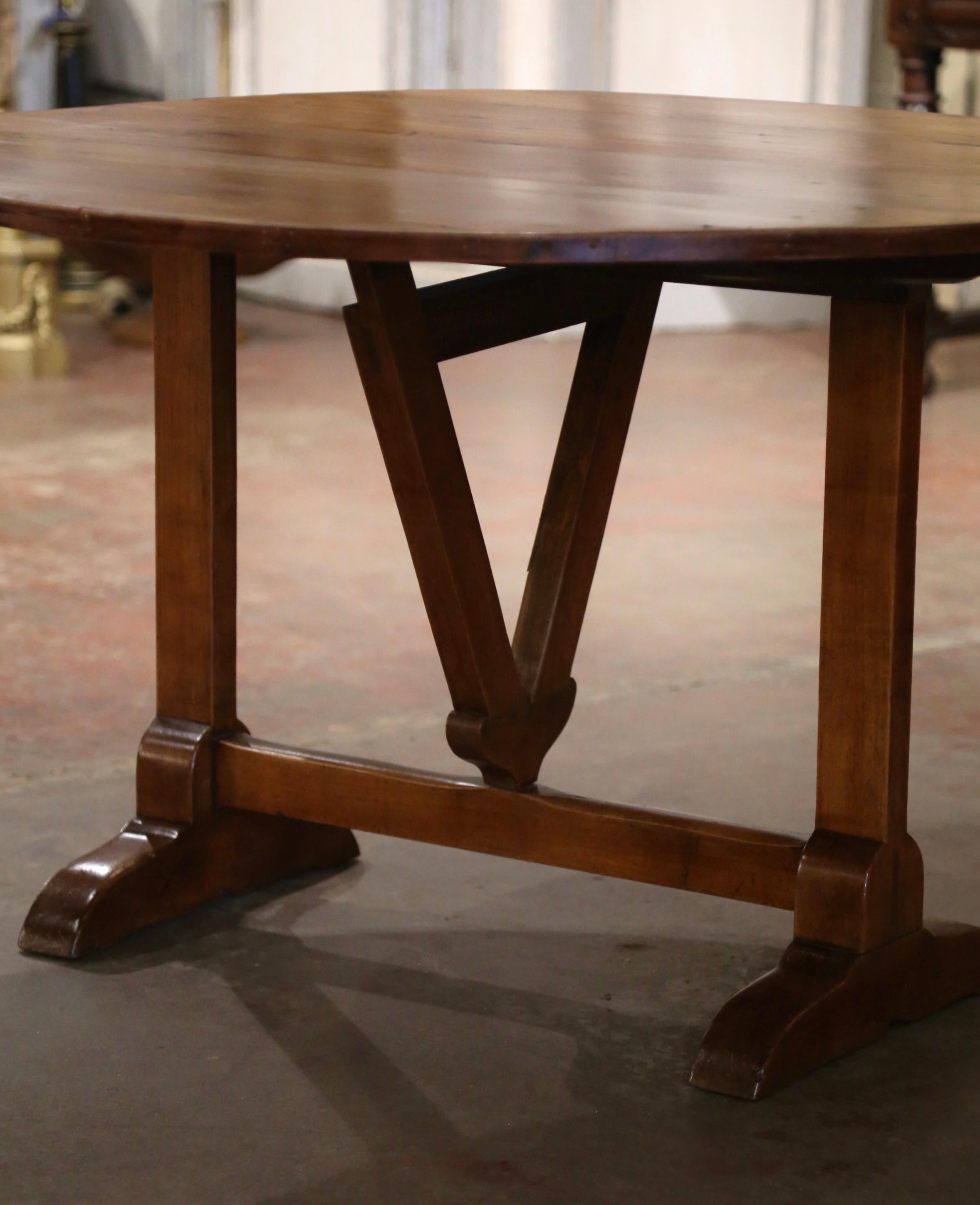Table de dégustation de vin à plateau basculant en pin et noyer sculpté, du XIXe siècle, de style provincial français Excellent état - En vente à Dallas, TX