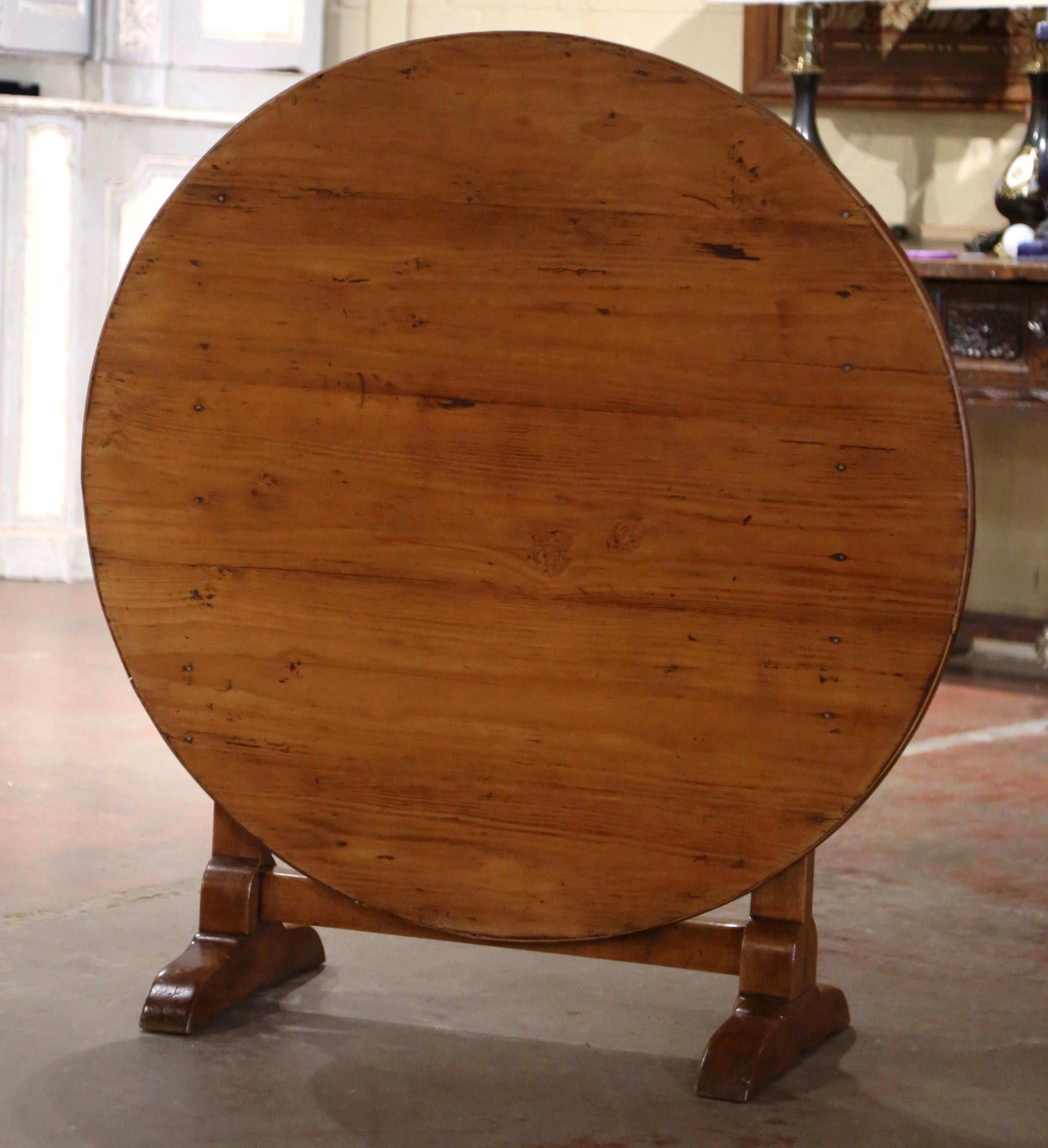 Pin Table de dégustation de vin à plateau basculant en pin et noyer sculpté, du XIXe siècle, de style provincial français en vente