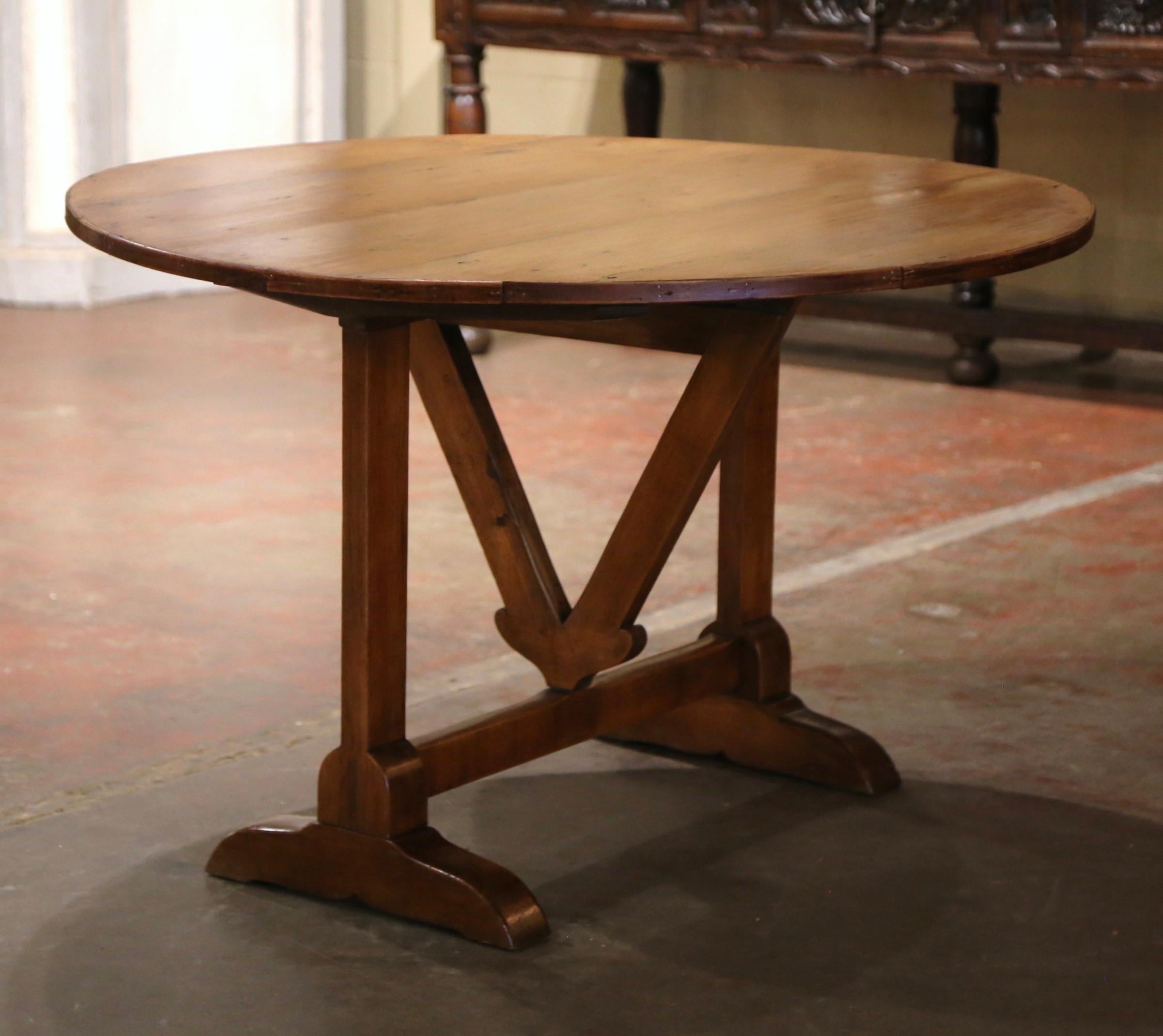 Table de dégustation de vin à plateau basculant en pin et noyer sculpté, du XIXe siècle, de style provincial français en vente 1
