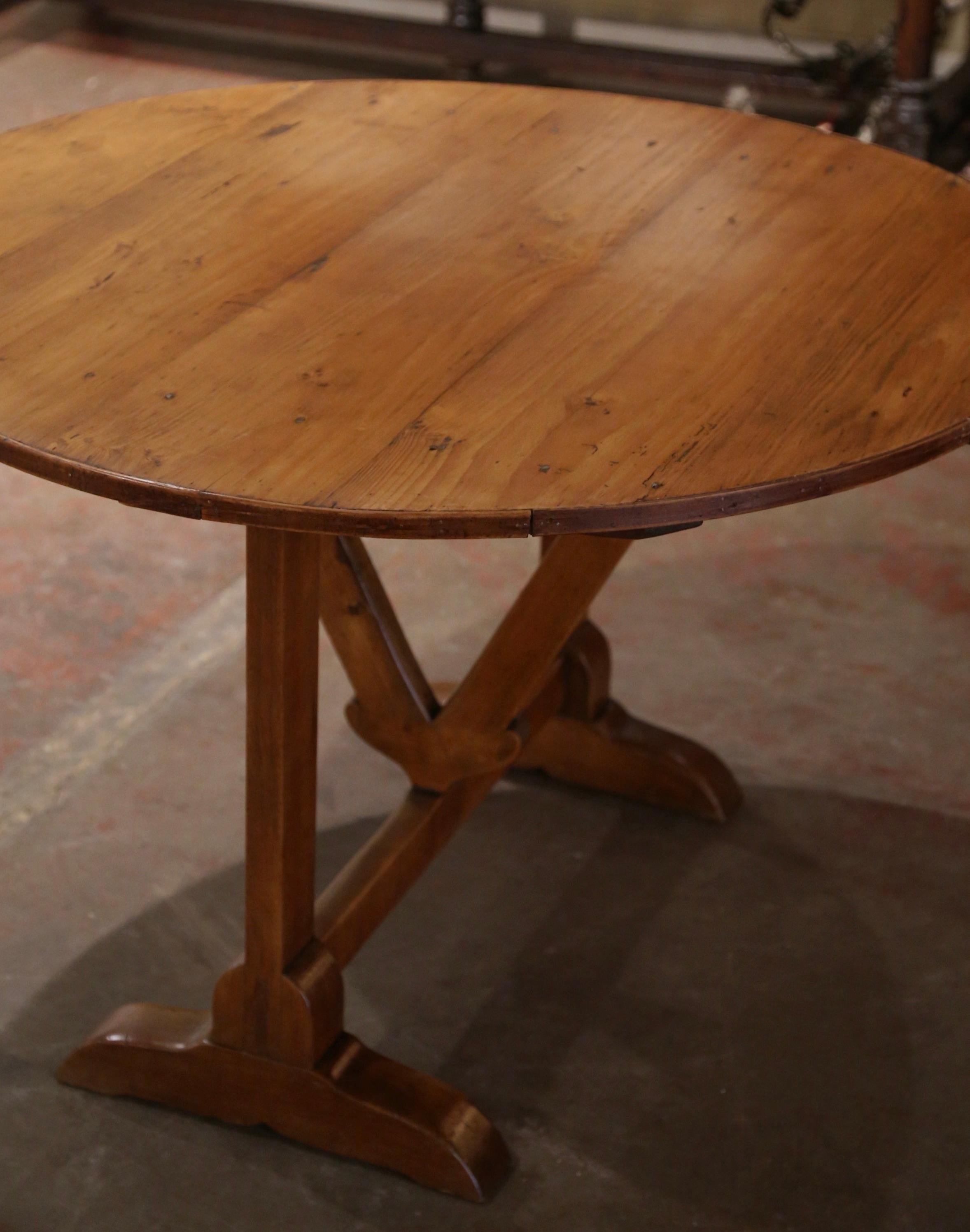 Table de dégustation de vin à plateau basculant en pin et noyer sculpté, du XIXe siècle, de style provincial français en vente 2
