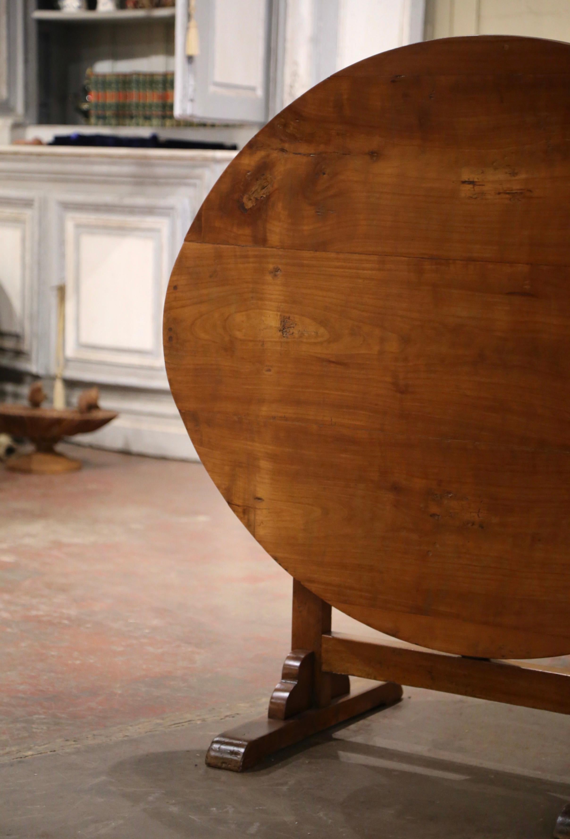 Country Table de dégustation de vins provinciale française du 19ème siècle à plateau basculant en cerisier de Bourgogne en vente