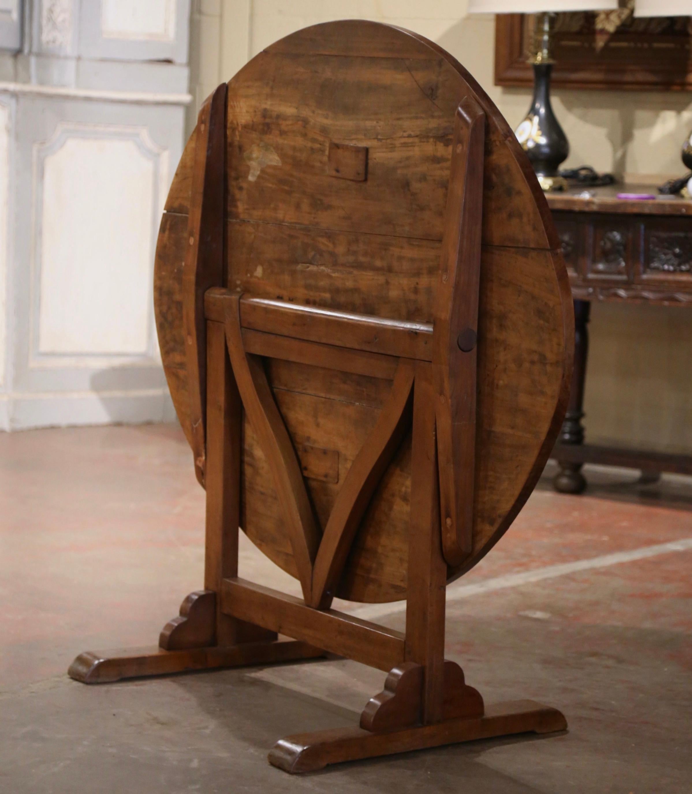 XIXe siècle Table de dégustation de vins provinciale française du 19ème siècle à plateau basculant en cerisier de Bourgogne en vente