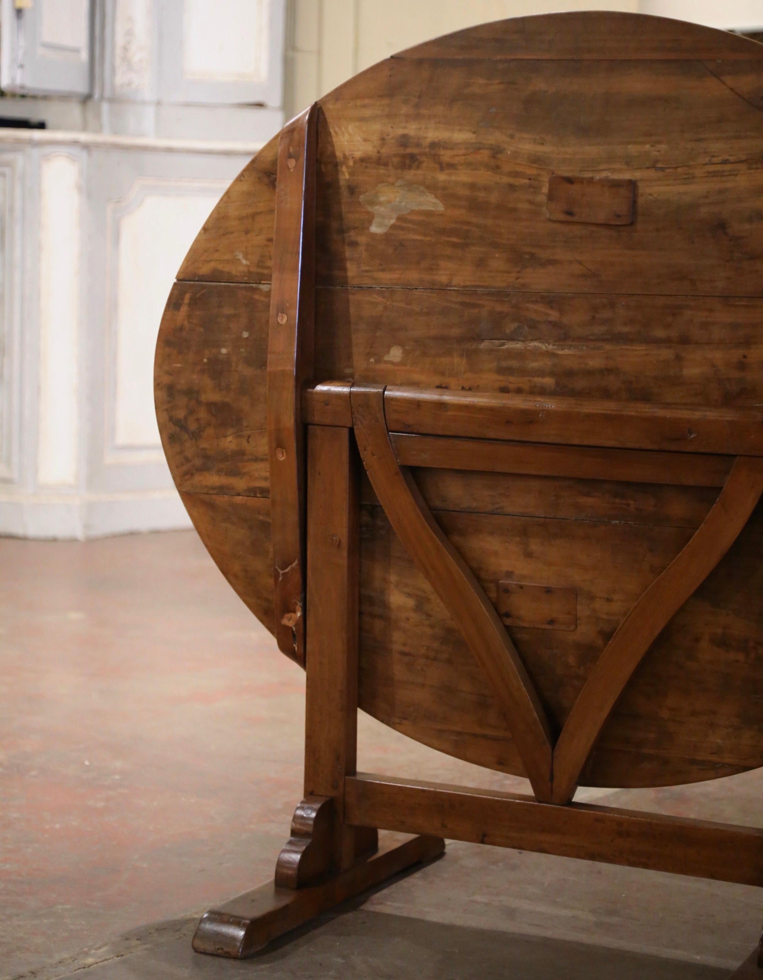 Table de dégustation de vins provinciale française du 19ème siècle à plateau basculant en cerisier de Bourgogne en vente 1