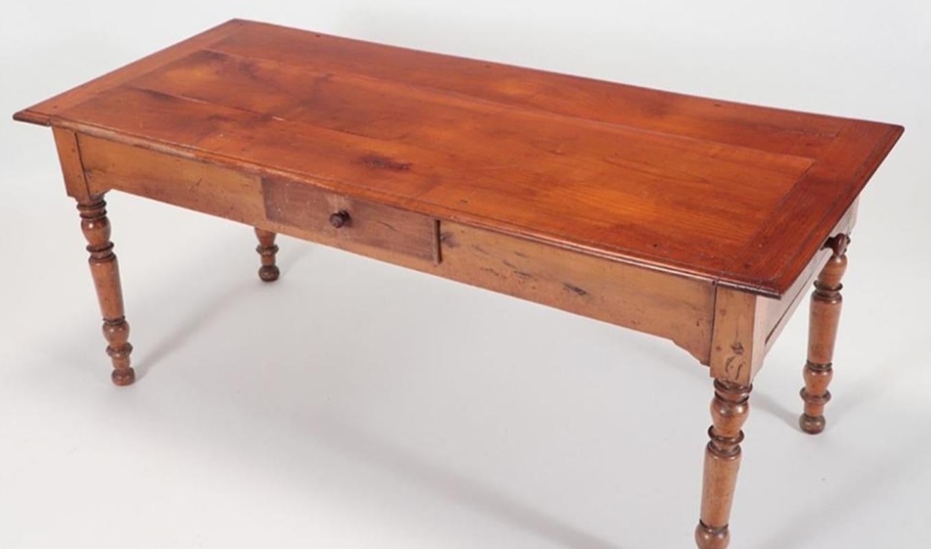 19. Jahrhundert Französisch Provincial Kirsche Holz Bauernhof Tisch mit gedrehten Beinen. Eine Schublade mit ausziehbarem Fach auf der anderen Seite. Frankreich, 1801-1900. Maße: 30