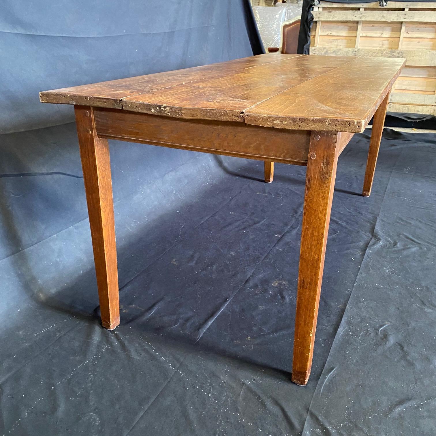 19th Century French Provincial Country Farmhouse Pine Dining Table  In Good Condition For Sale In Hopewell, NJ