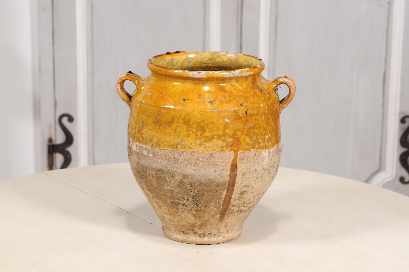 19th Century French Provincial Double Handled Pot à Confit with Yellow Glaze For Sale 5
