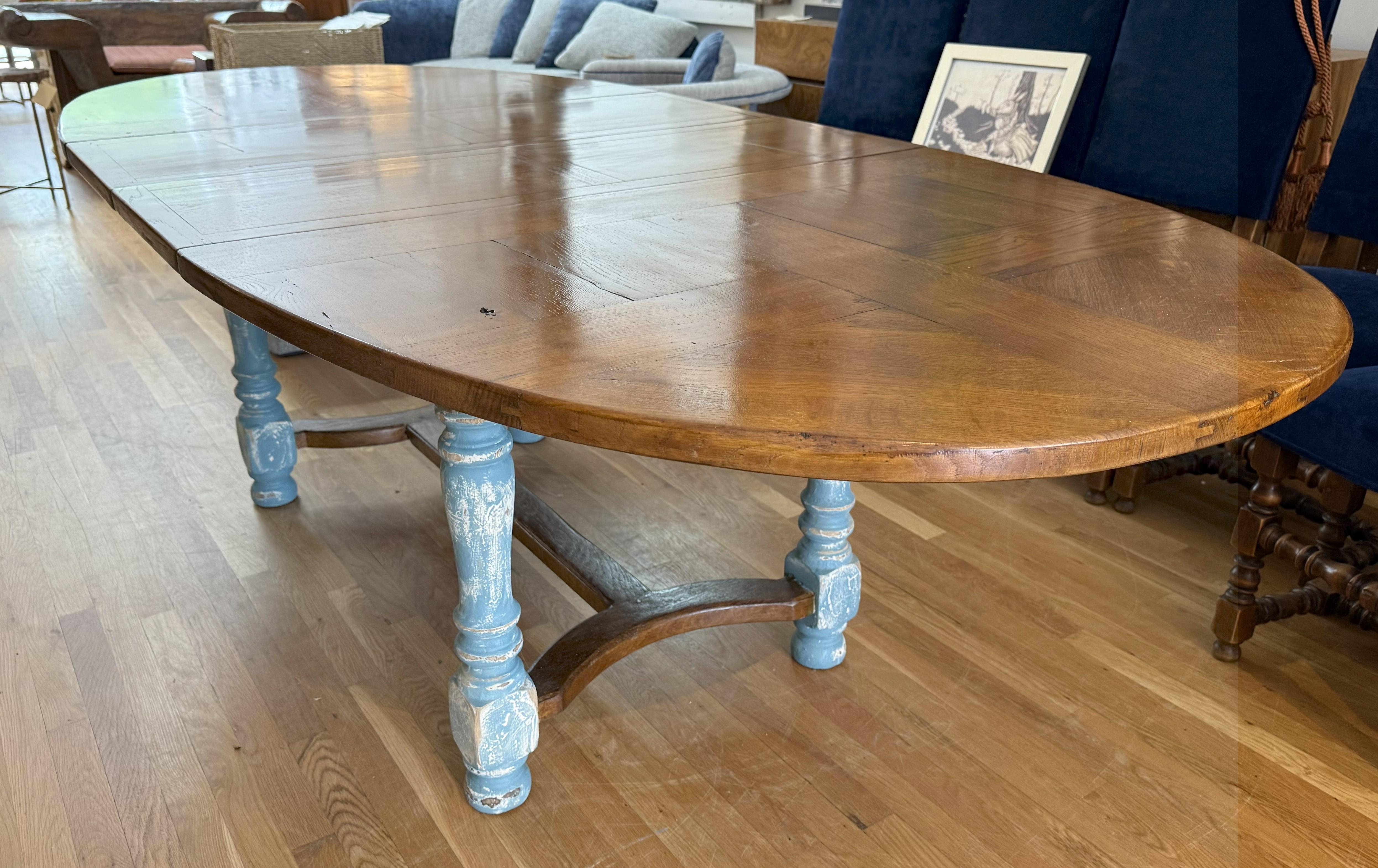 Fabricada en el corazón del valle del Loira hacia 1850, esta extraordinaria mesa de granja extensible de estilo provincial francés del siglo XIX captura el encanto rústico y la elegancia de la campiña francesa. Fabricada en roble ricamente patinado,