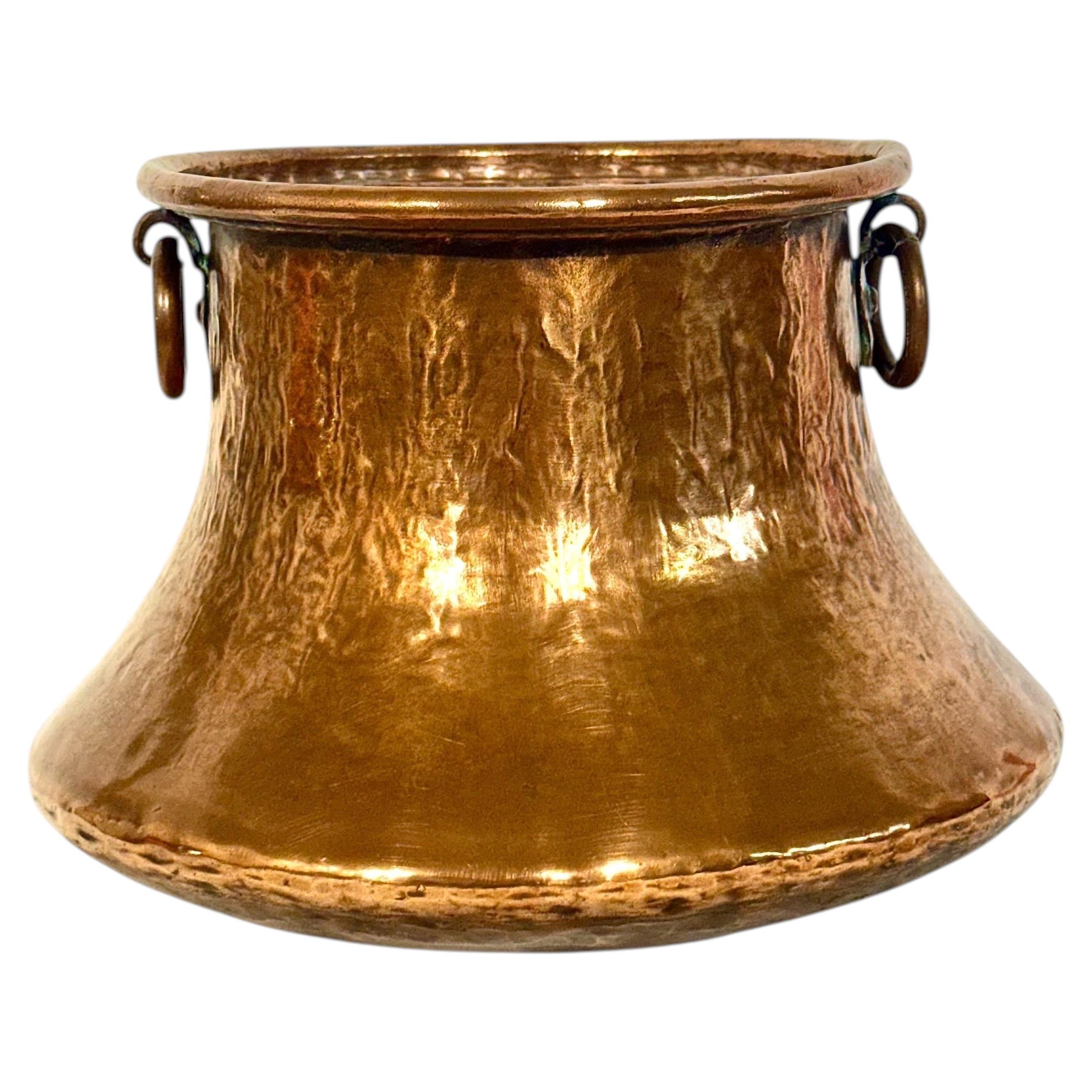 Vaso in rame martellato a mano, stile provenzale francese del XIX secolo in vendita