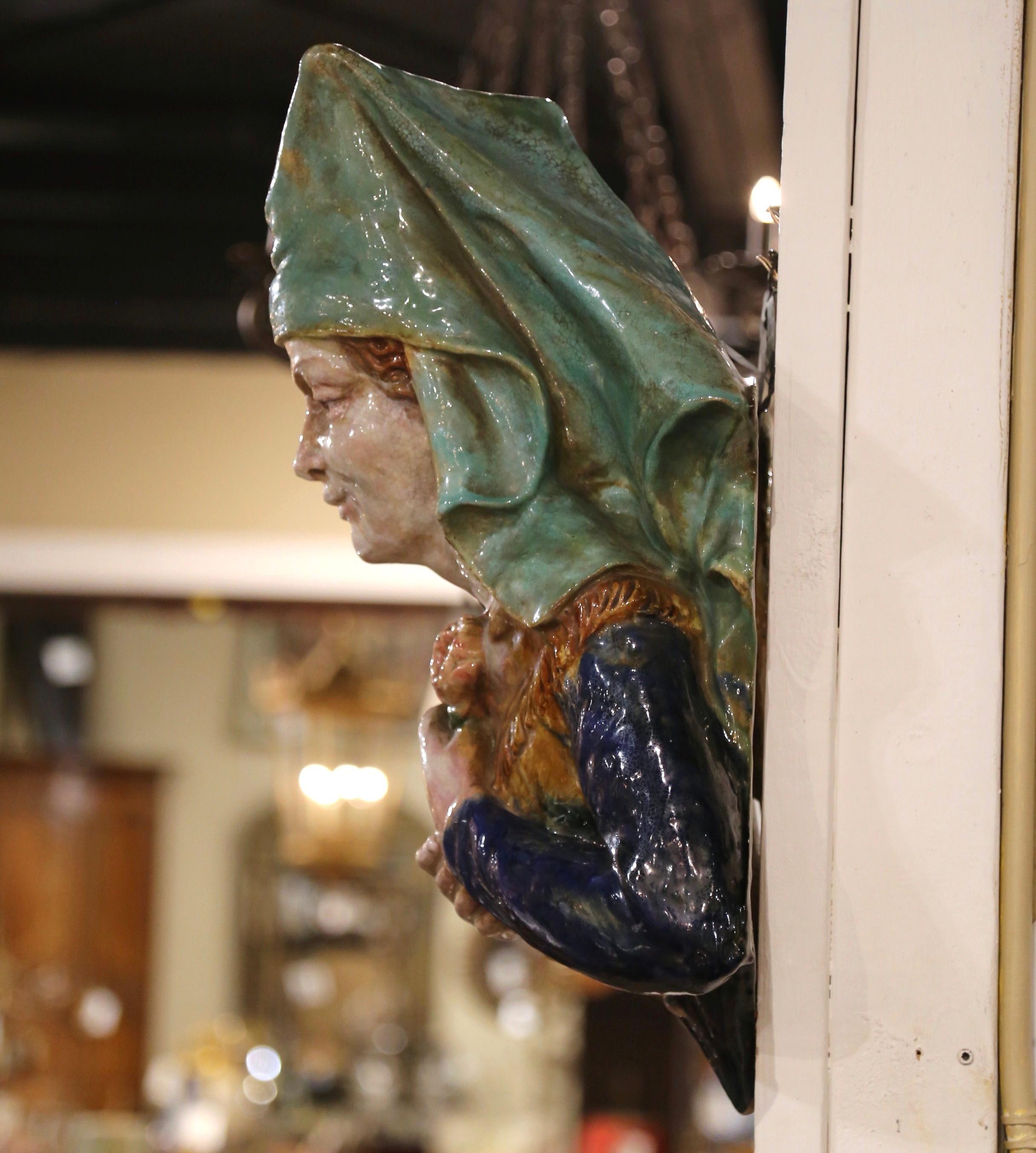 Buste de femme en terre cuite peint à la main et de style provincial français du 19e siècle en vente 1