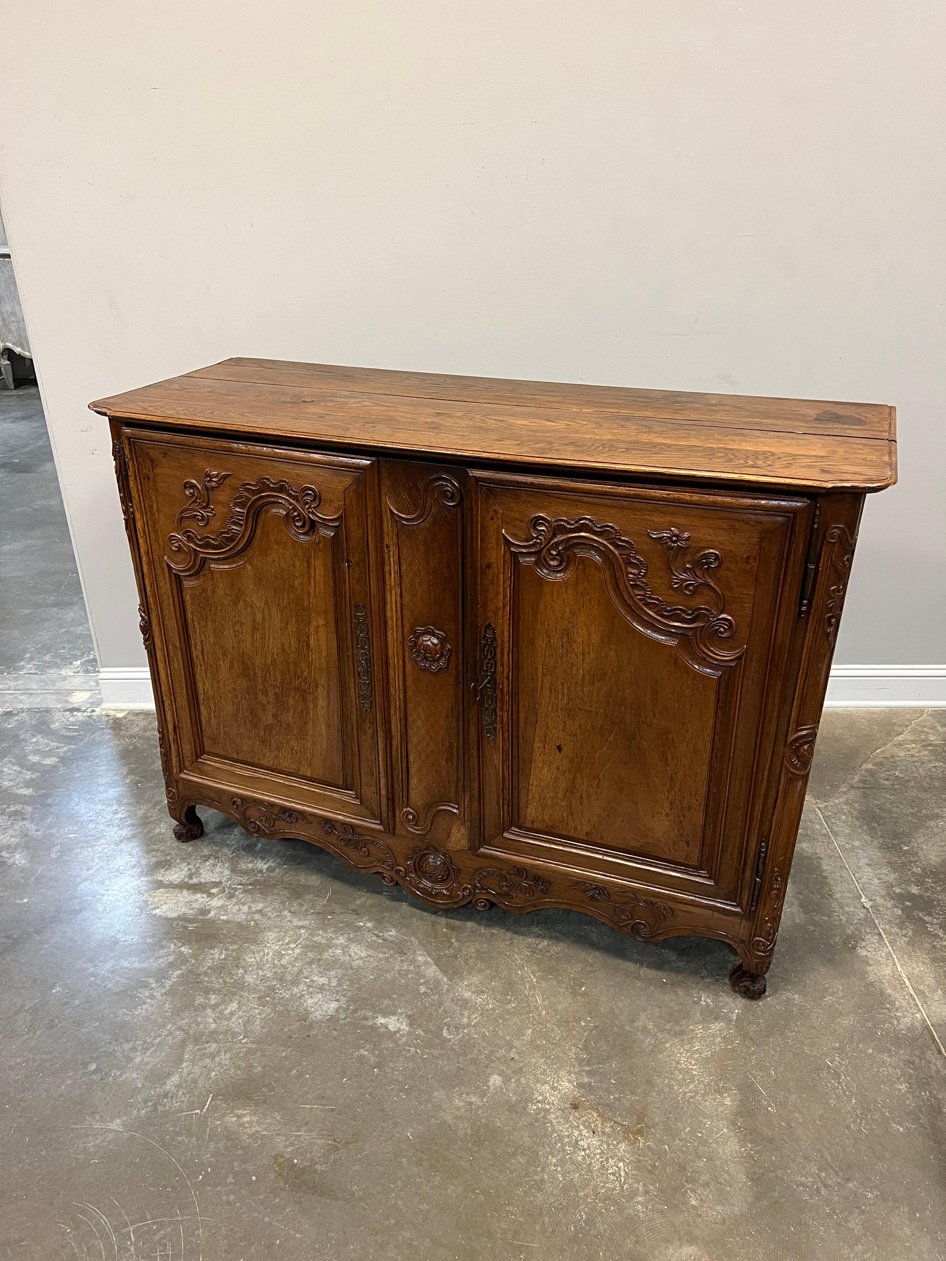 Beautiful hand carved Provincial Louis XV style buffet with cabriole legs. Facade and doors in walnut and top in oak. Inside is two drawers and one shelf with original lock and key. 