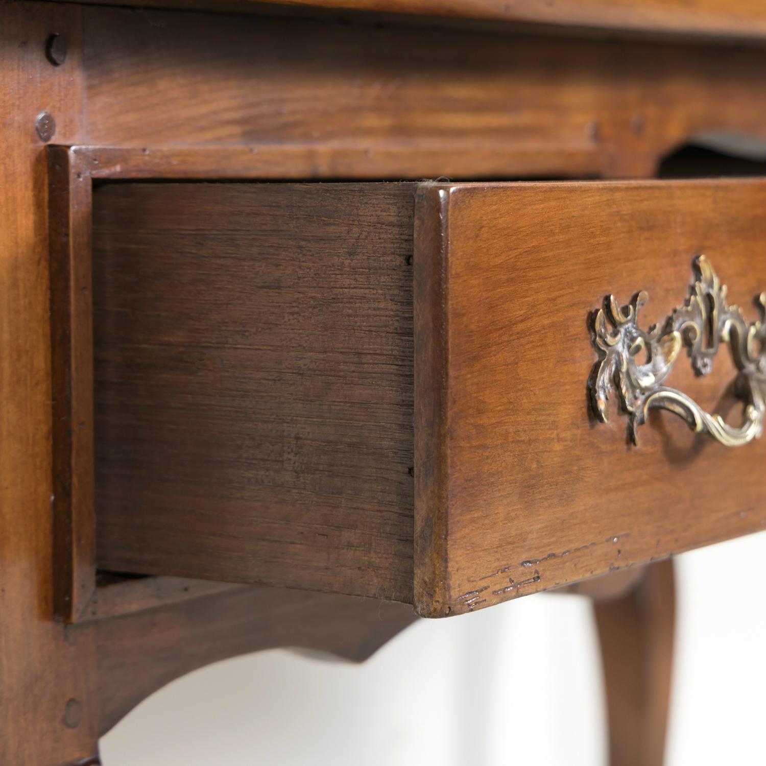 Bureau-Teller oder Schreibtisch aus Kirschbaumholz im französischen Louis-XV-Stil des 19. Jahrhunderts im Angebot 3