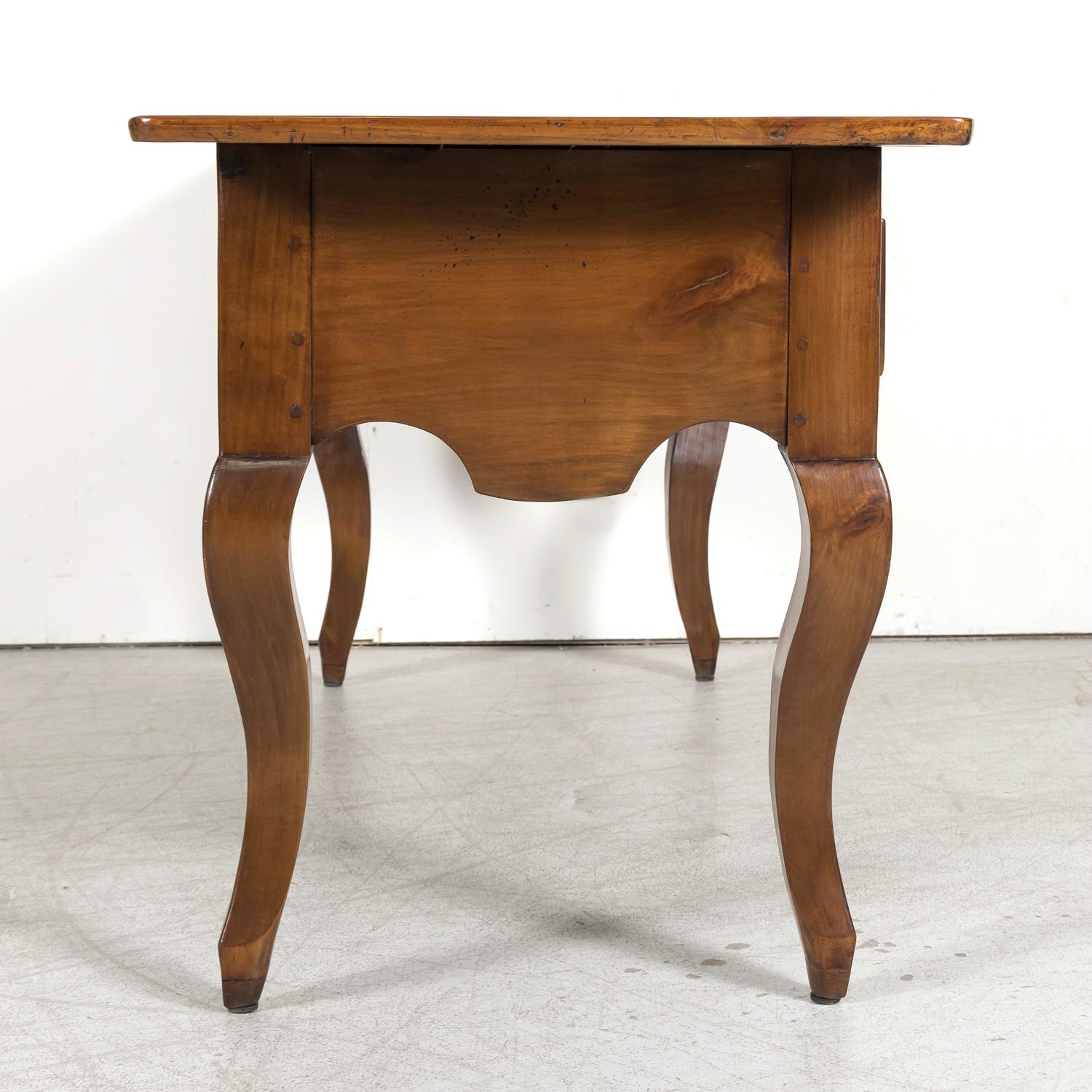 Bureau-Teller oder Schreibtisch aus Kirschbaumholz im französischen Louis-XV-Stil des 19. Jahrhunderts im Angebot 8