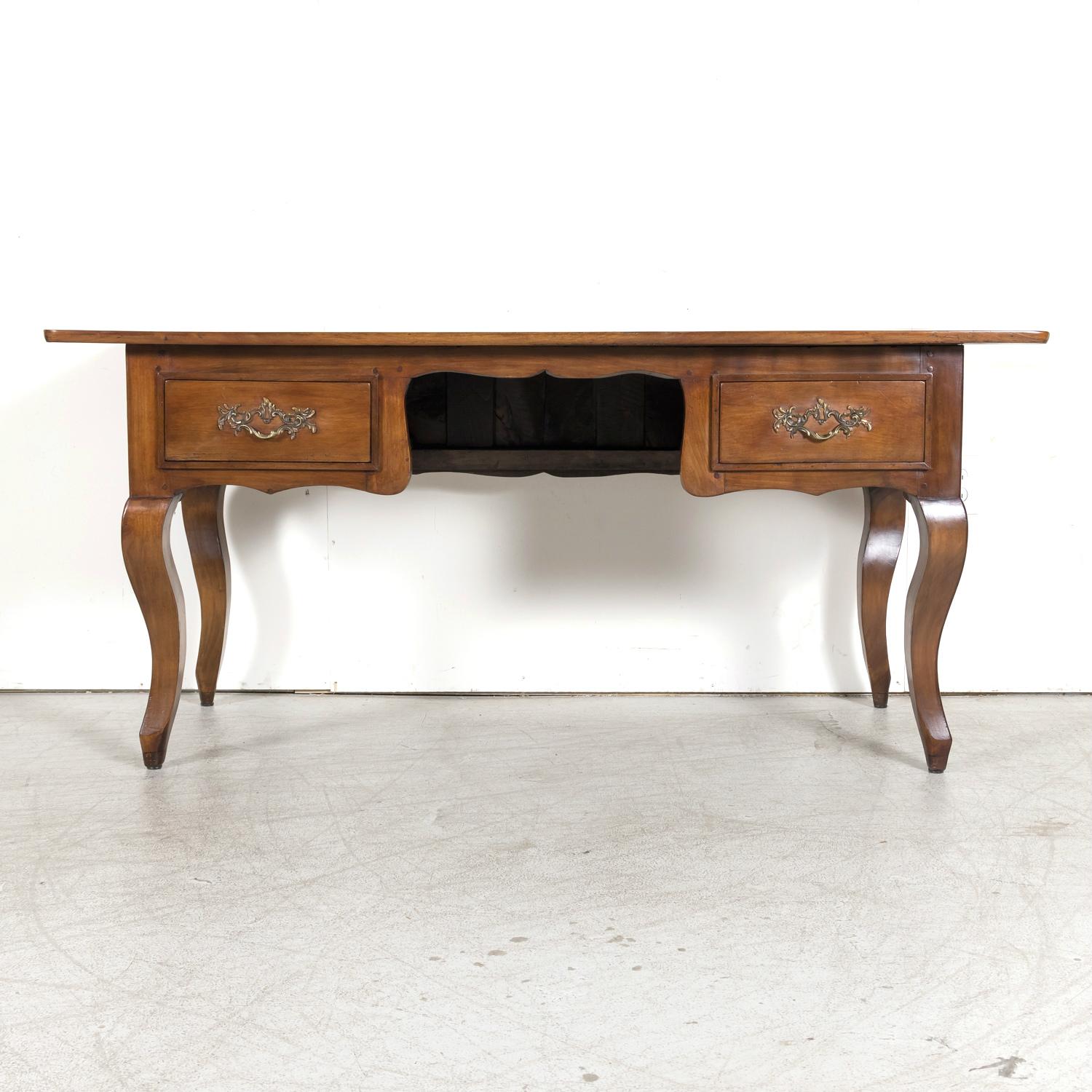 Bureau-Teller oder Schreibtisch aus Kirschbaumholz im französischen Louis-XV-Stil des 19. Jahrhunderts (Louis XV.) im Angebot