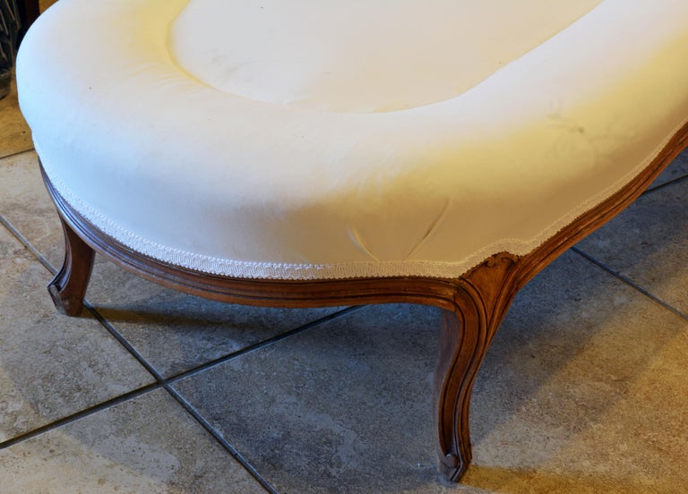 19th Century French Provincial Louis XVI Style Carved Walnut Chaise Longue In Good Condition In Ft. Lauderdale, FL