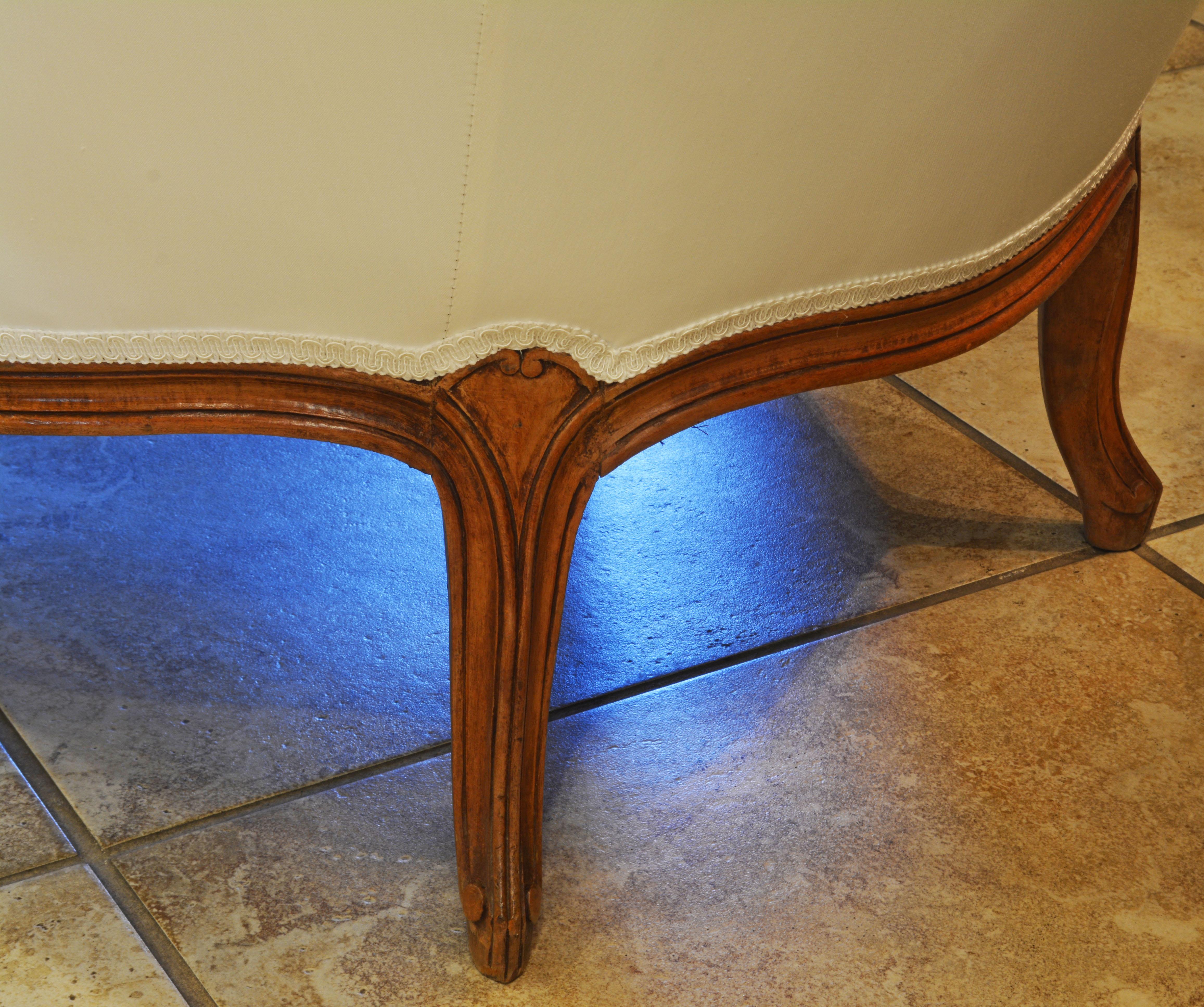 19th Century French Provincial Louis XVI Style Carved Walnut Chaise Longue In Good Condition In Ft. Lauderdale, FL