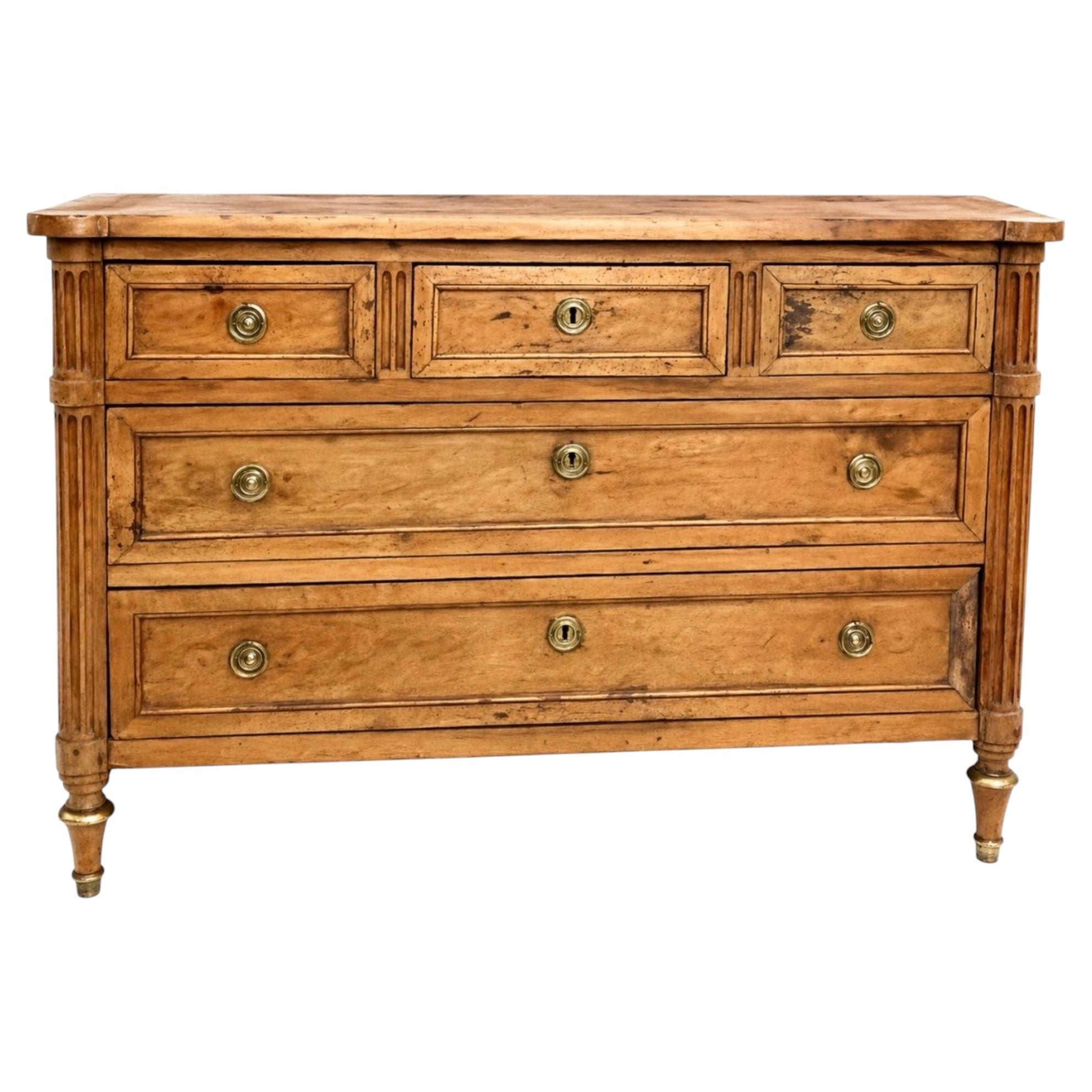 Commode en noyer de style Louis XVI du XIXe siècle
