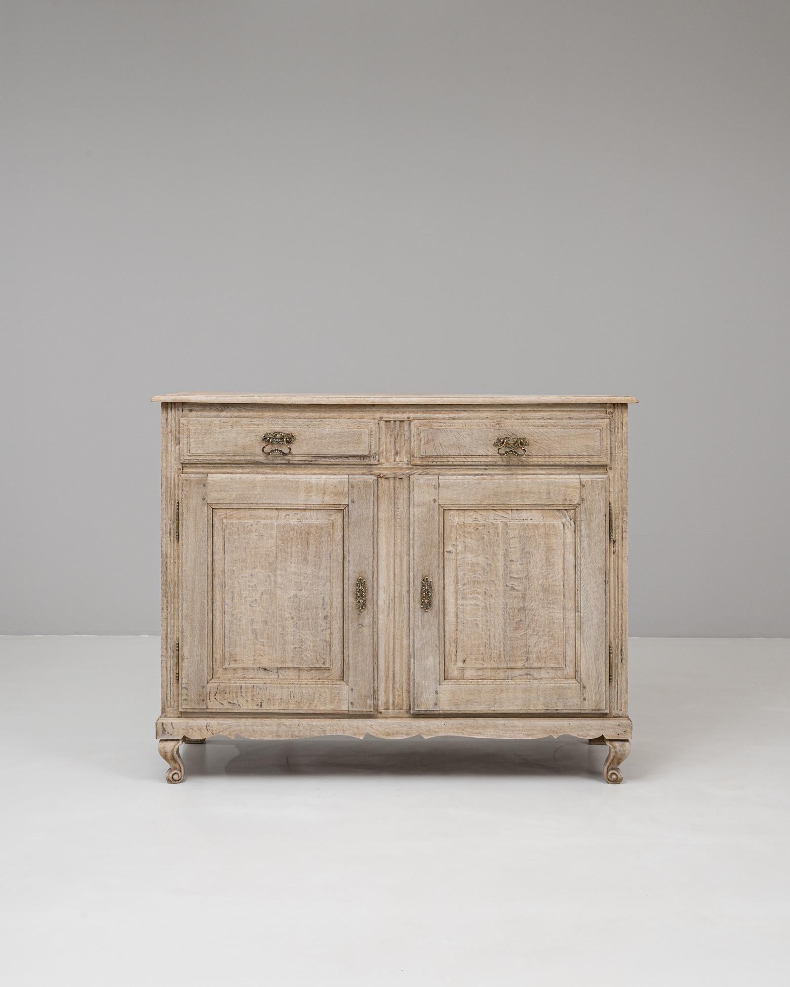 Questo buffet in quercia della provincia francese del XIX secolo riflette il fascino e la funzionalità del design provinciale grazie alla sua lavorazione semplice e raffinata. Costruito in rovere massiccio, il pezzo presenta una patina naturale che