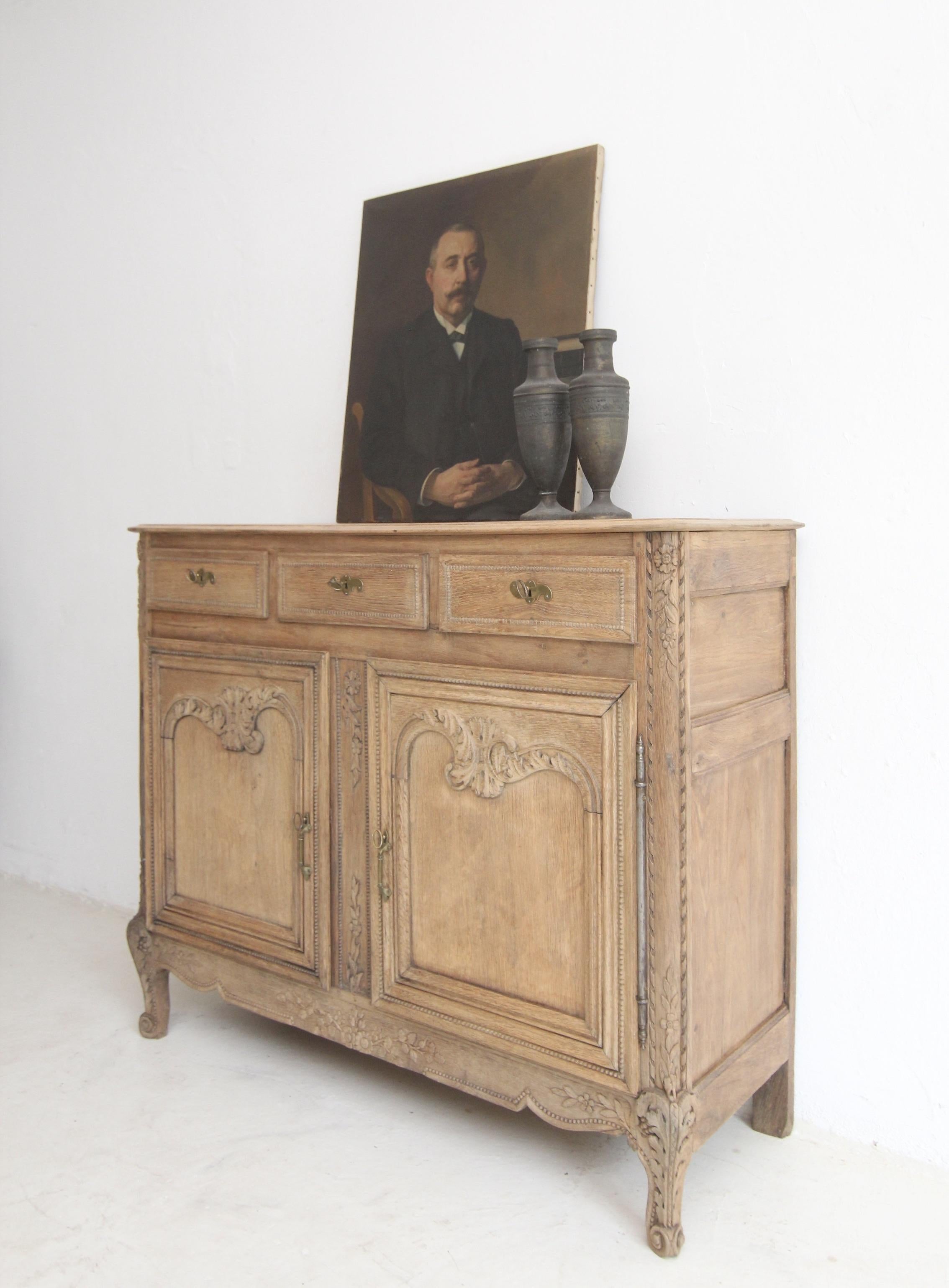19th Century French Provincial Oak Buffet or Sideboard In Good Condition For Sale In Dusseldorf, DE