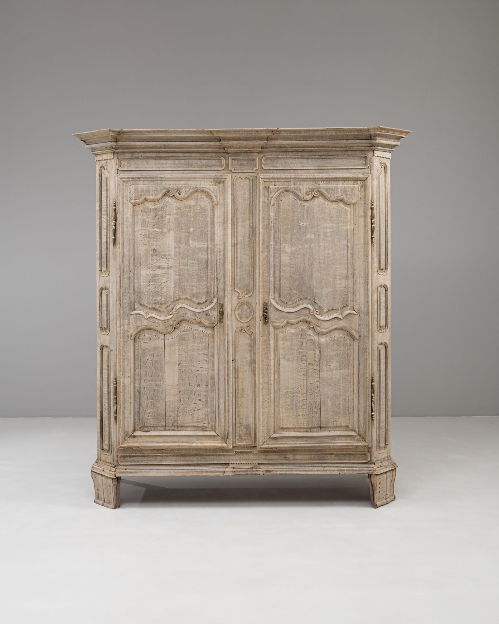 Questo mobile provinciale francese del XIX secolo è realizzato in rovere massiccio e presenta squisiti dettagli intagliati su tutta la facciata. Le porte a pannelli mostrano eleganti modanature a serpentina e ferramenta originale in ottone,