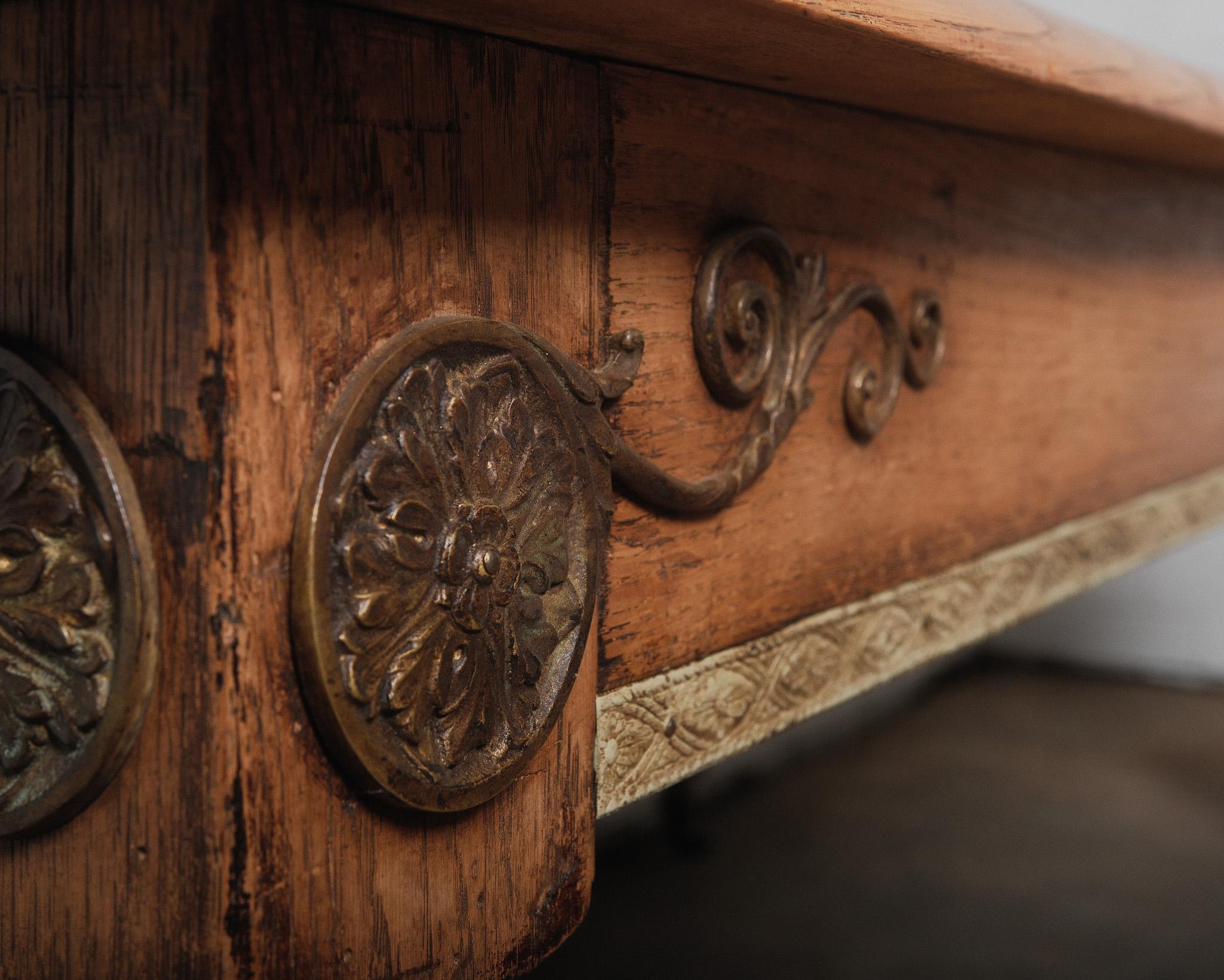 Mesa de comedor provincial francesa de roble del siglo XIX con detalles tallados y ruedas en venta 4