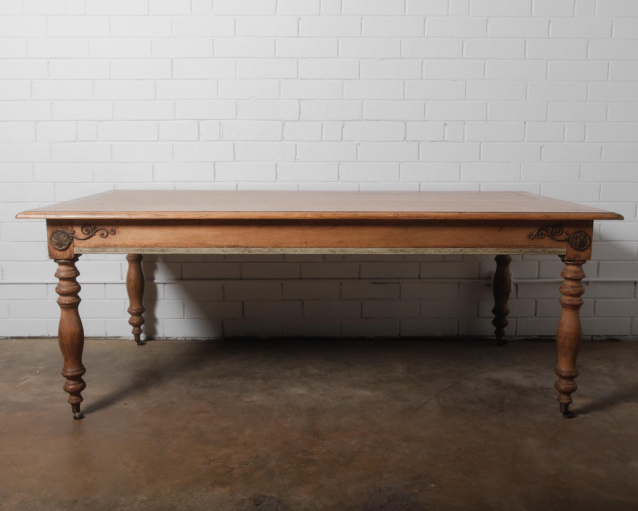 Esta elegante mesa de comedor provincial francesa del siglo XIX es un testimonio de artesanía atemporal y refinamiento rústico. Hecha de roble macizo, la mesa presenta una pátina cálida y naturalmente envejecida que resalta el rico veteado y el
