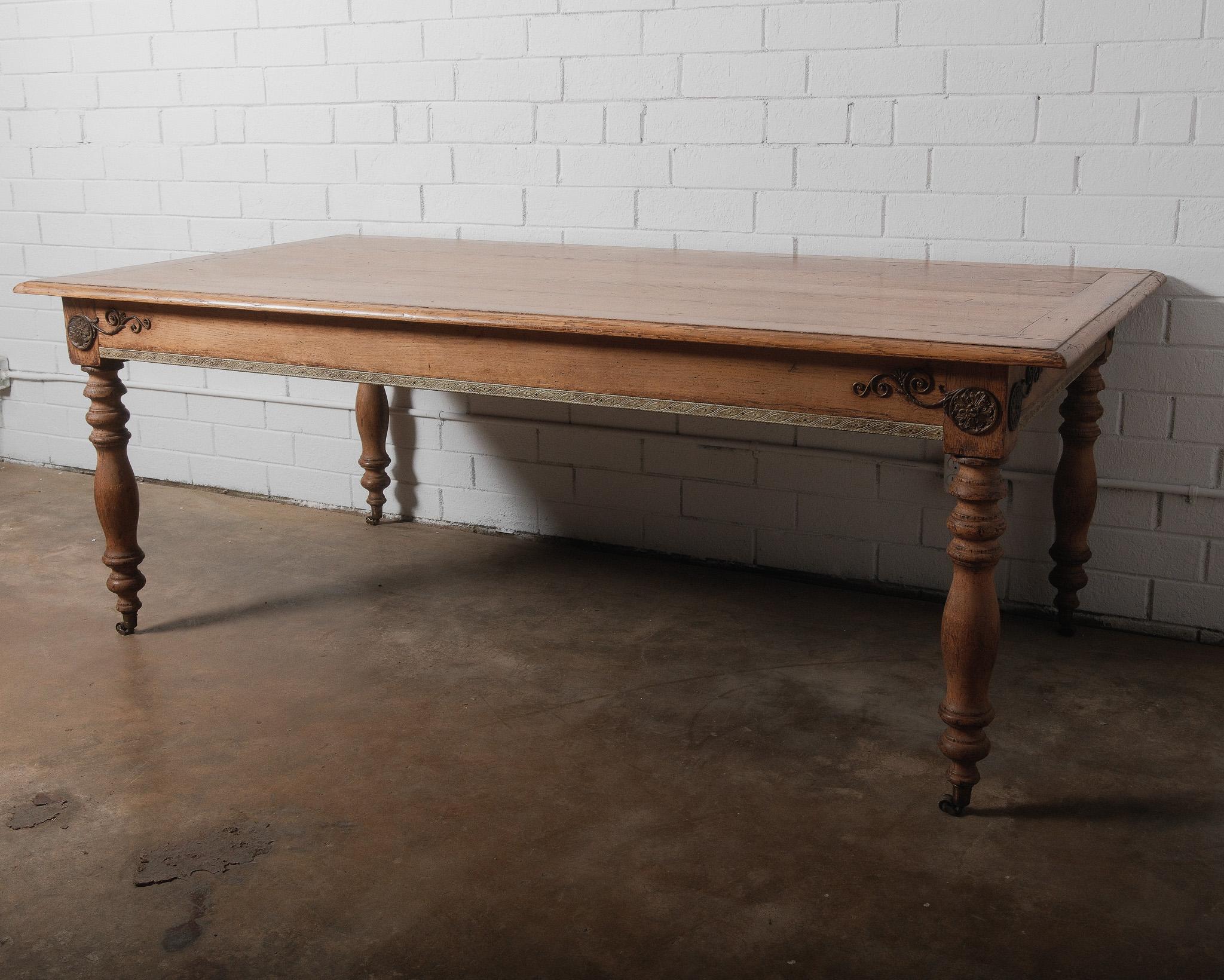 Mesa de comedor provincial francesa de roble del siglo XIX con detalles tallados y ruedas Provincial francés en venta