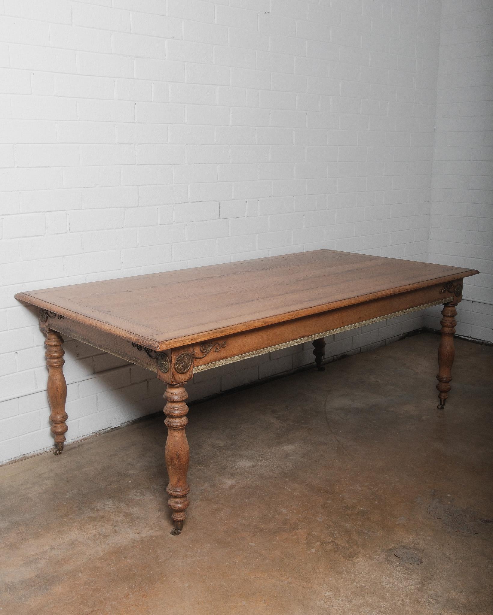 Mesa de comedor provincial francesa de roble del siglo XIX con detalles tallados y ruedas Francés en venta