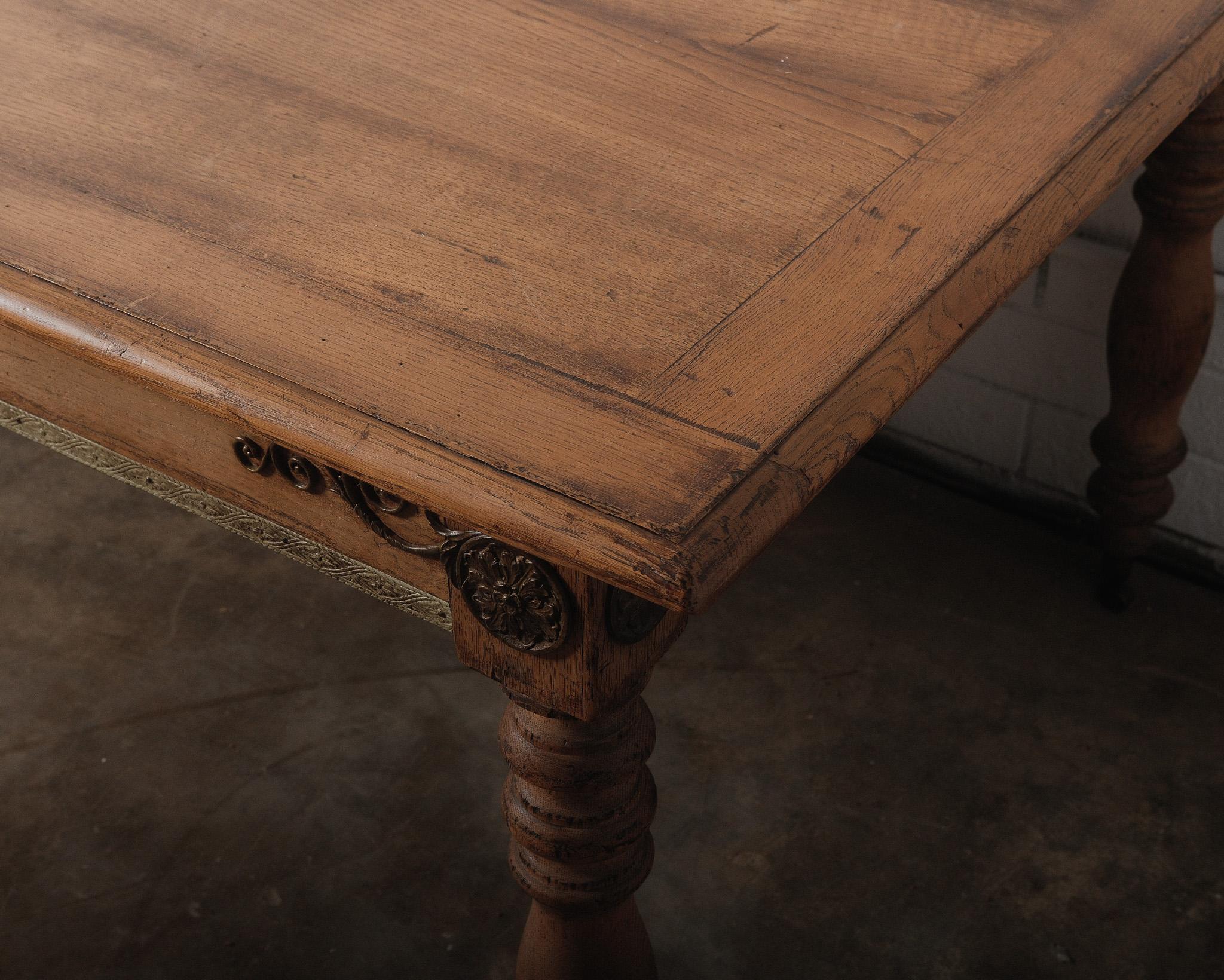 Mesa de comedor provincial francesa de roble del siglo XIX con detalles tallados y ruedas en Bueno estado para la venta en High Point, NC