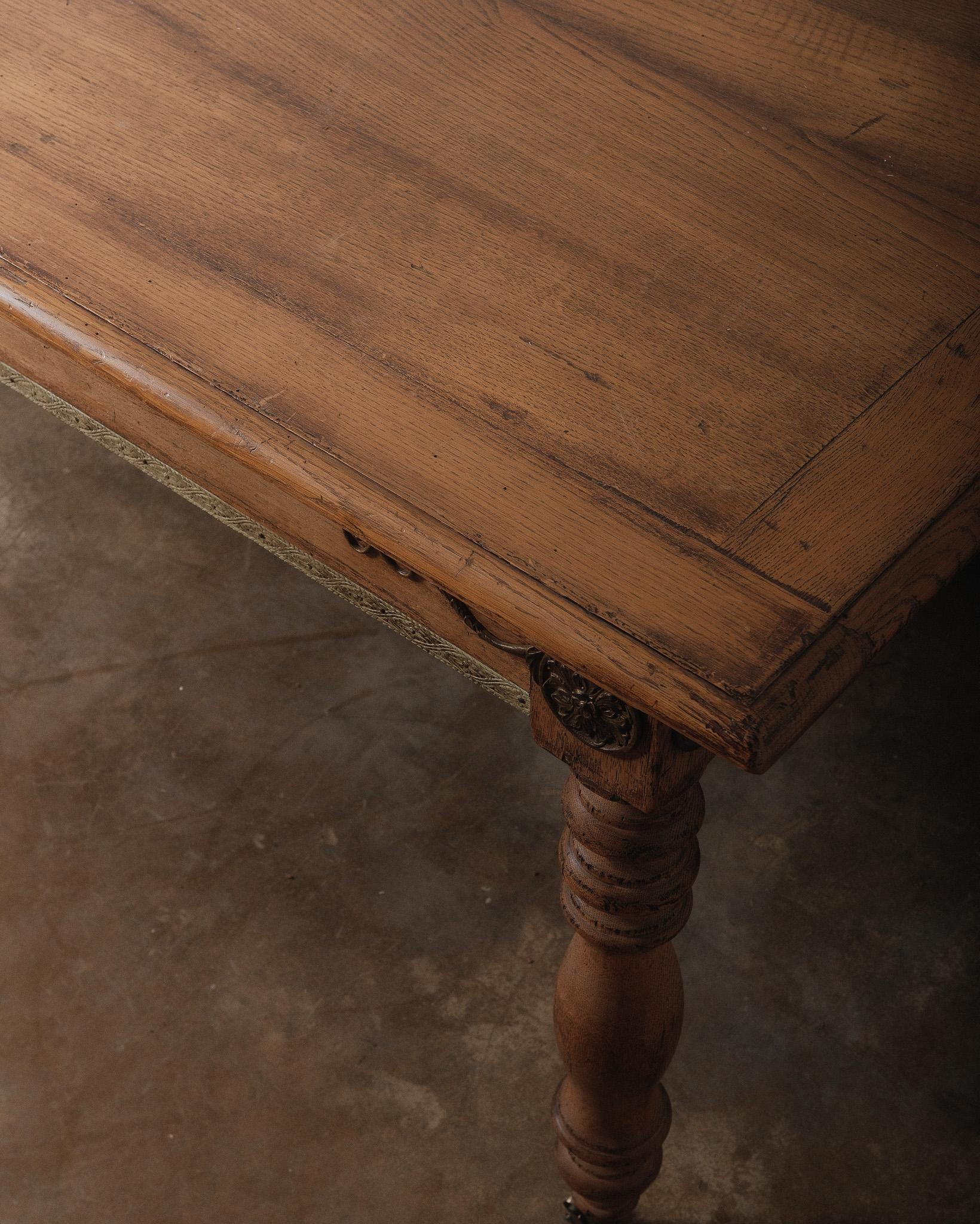 Mesa de comedor provincial francesa de roble del siglo XIX con detalles tallados y ruedas Madera en venta
