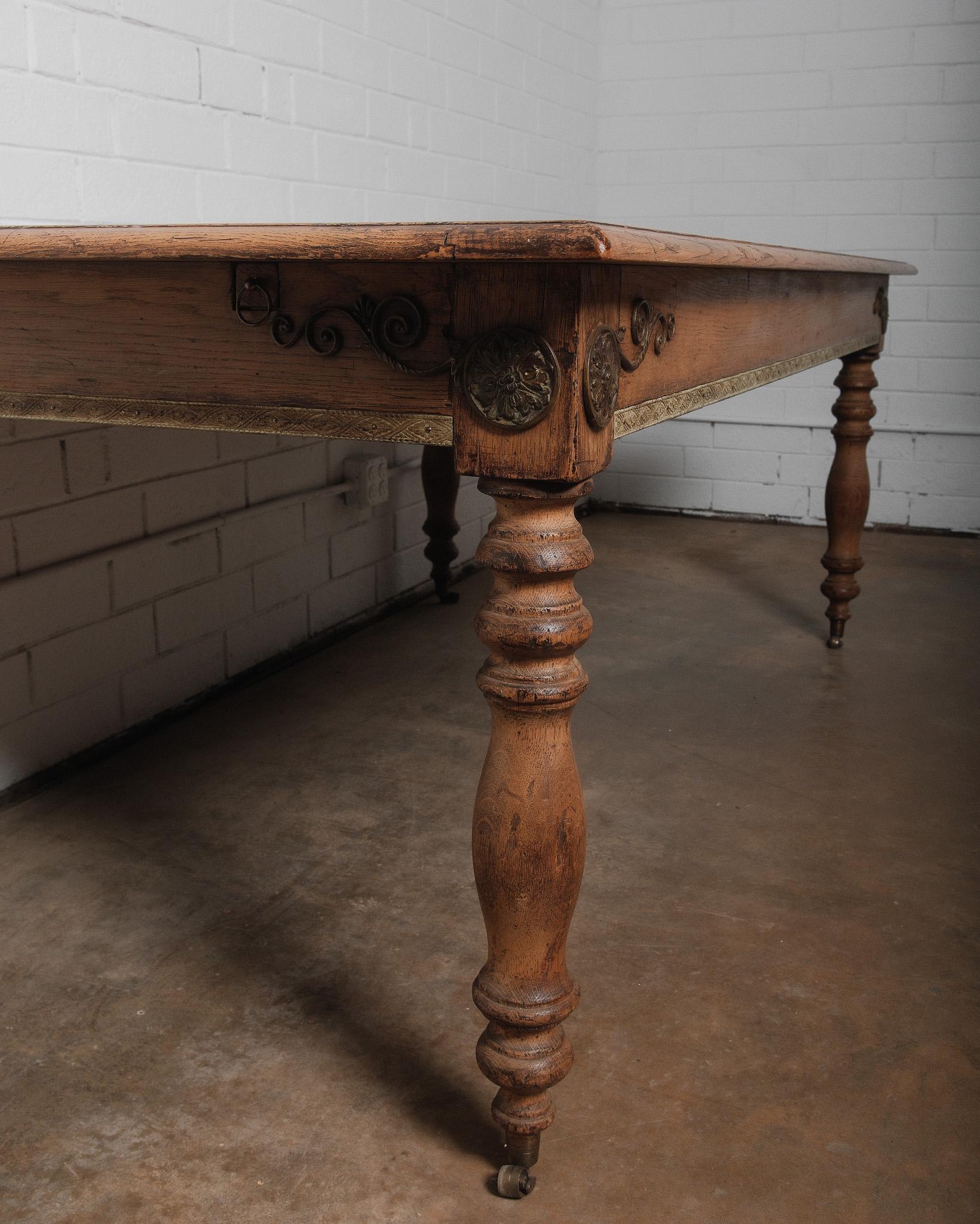 Mesa de comedor provincial francesa de roble del siglo XIX con detalles tallados y ruedas en venta 1